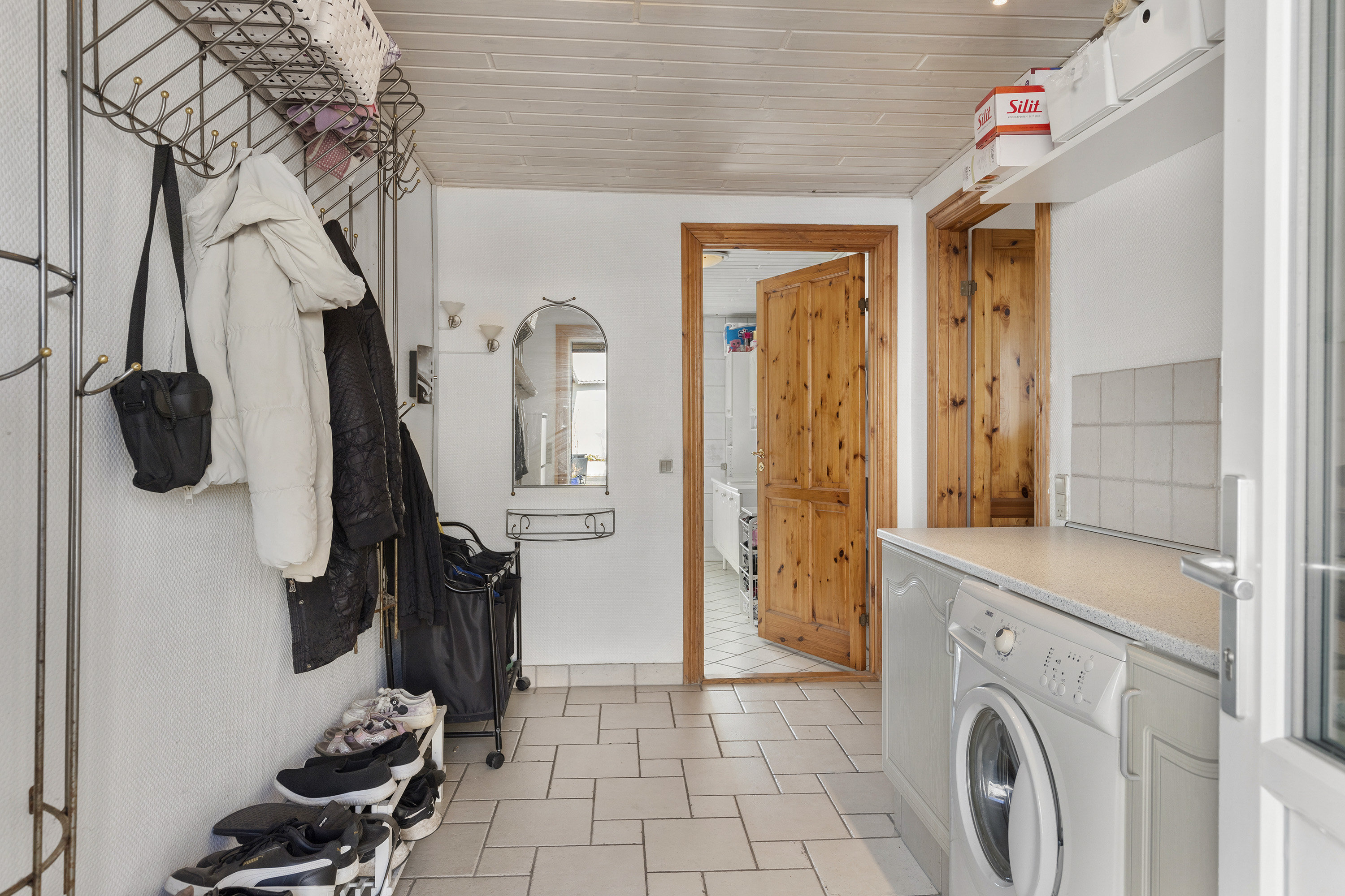 Fremhævet entré/bryggers billede i fuldskærmstilstand. Billede af Myhlenbergvej 74, 9510 Arden