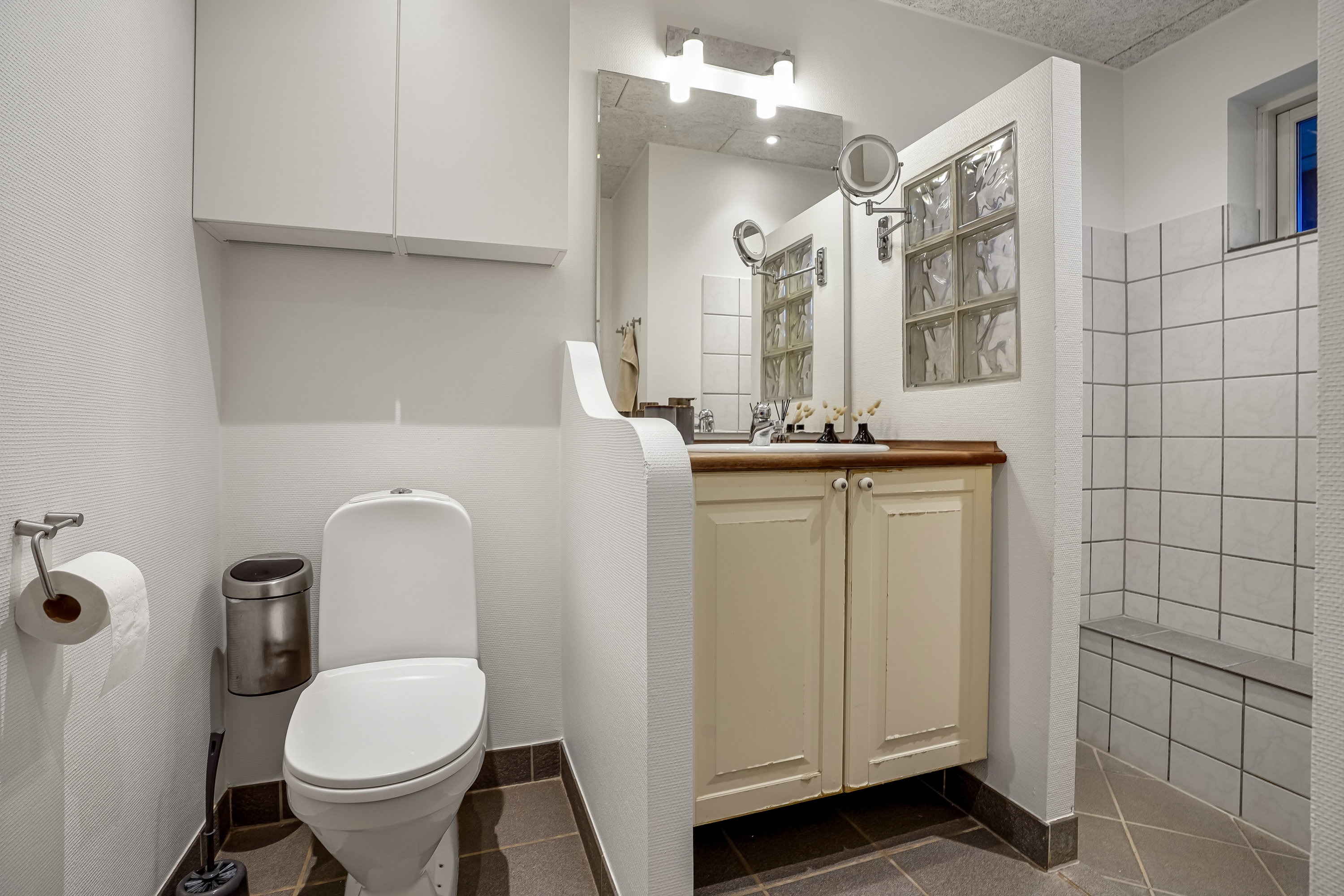 Fremhævet toilet billede i fuldskærmstilstand. Billede af Granvangen 19, Sdr Vissing, 8740 Brædstrup