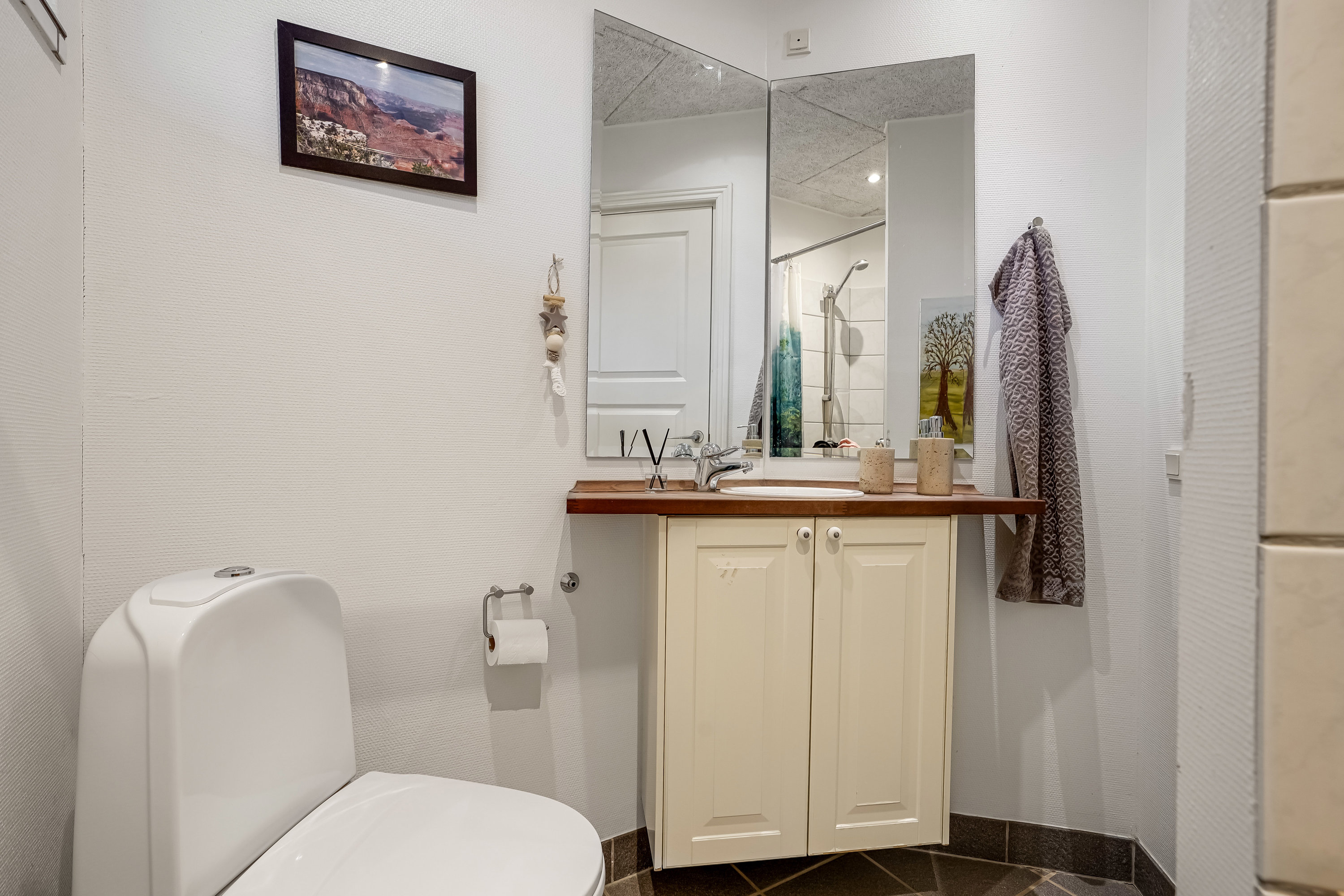 Fremhævet badeværelse billede i fuldskærmstilstand. Billede af Granvangen 19, Sdr Vissing, 8740 Brædstrup