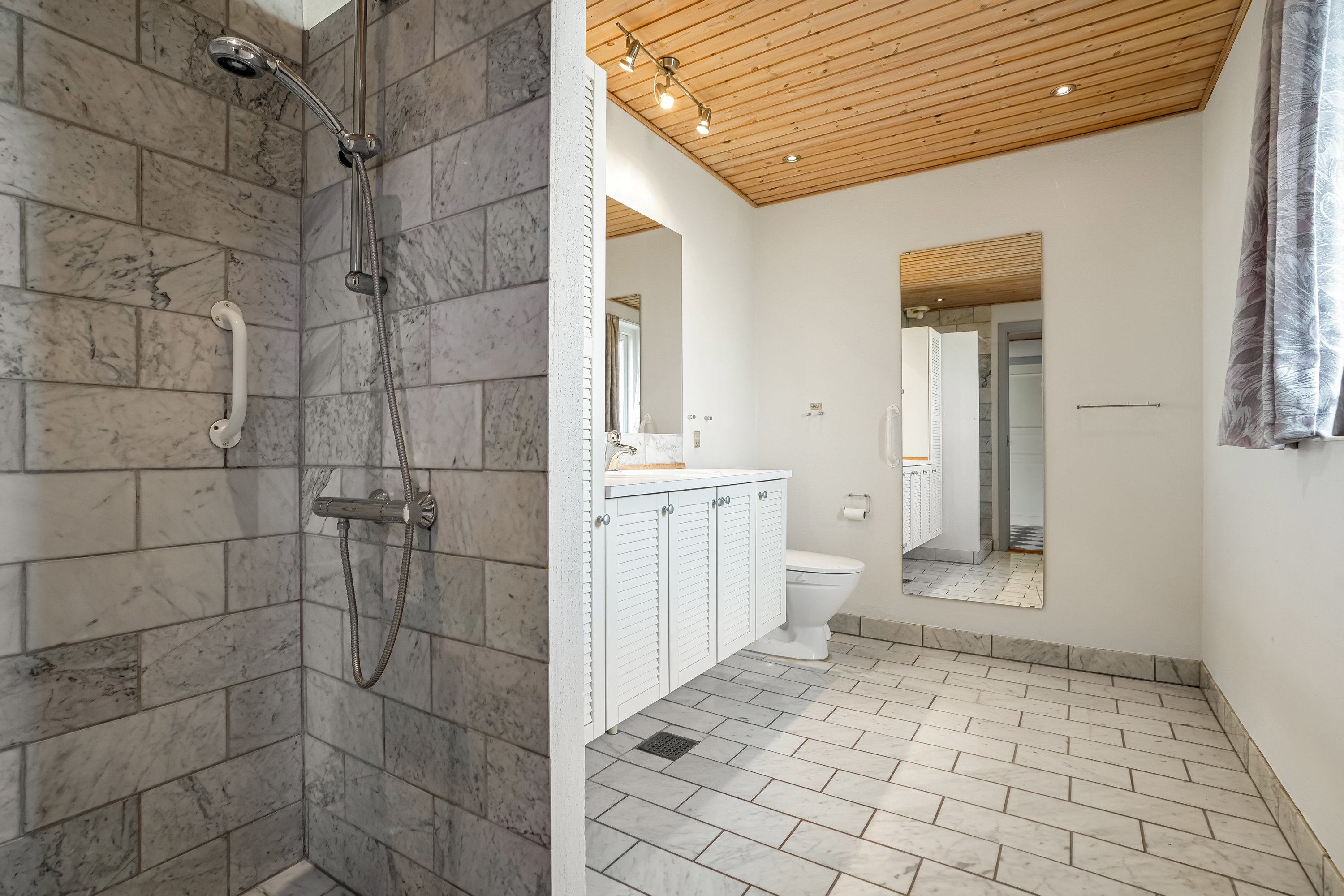 Fremhævet badeværelse billede i fuldskærmstilstand. Billede af Møllehaven 1B, 5500 Middelfart