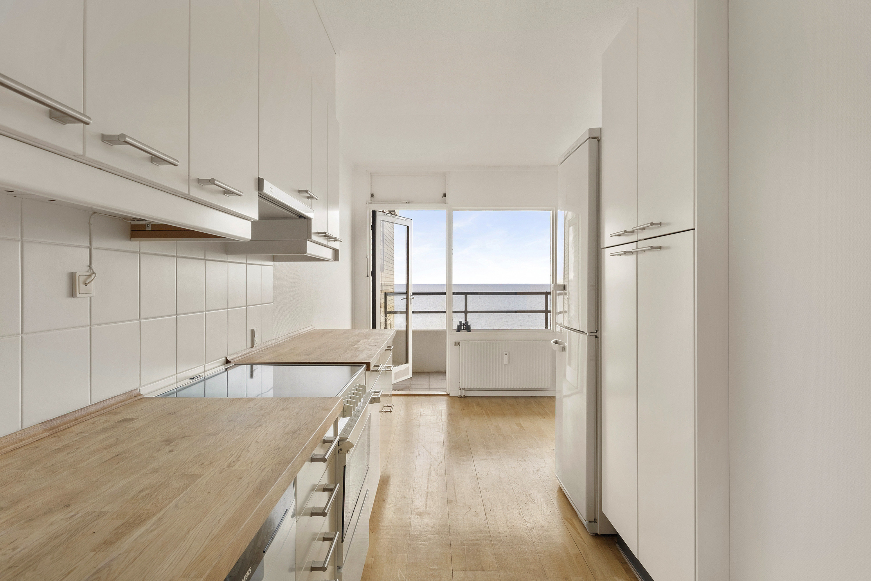 Fremhævet køkken billede i fuldskærmstilstand. Billede af Skodsborgparken 10, 3. th., 2942 Skodsborg