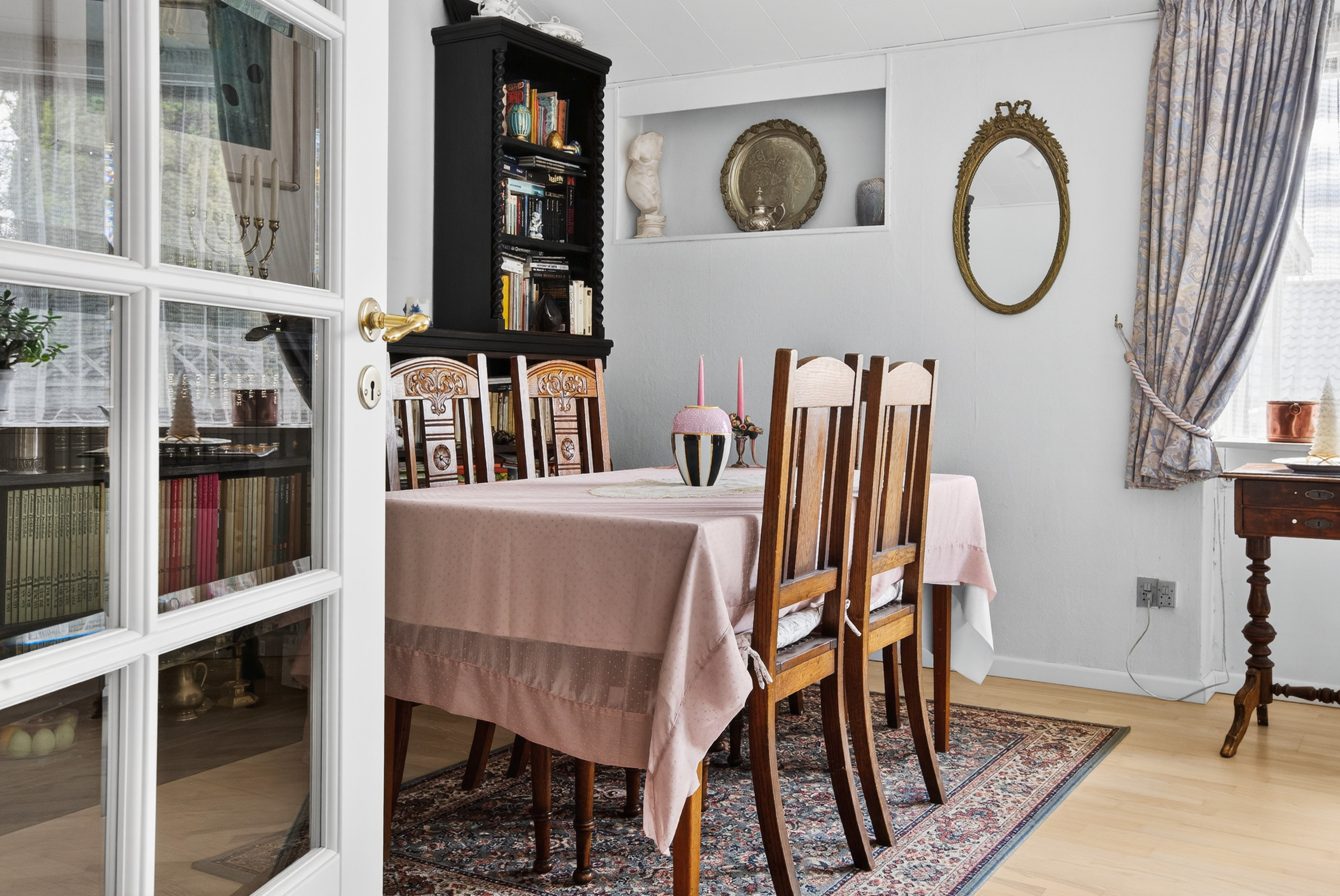 Fremhævet stue billede i fuldskærmstilstand. Billede af Tranemosevej 50, 2750 Ballerup