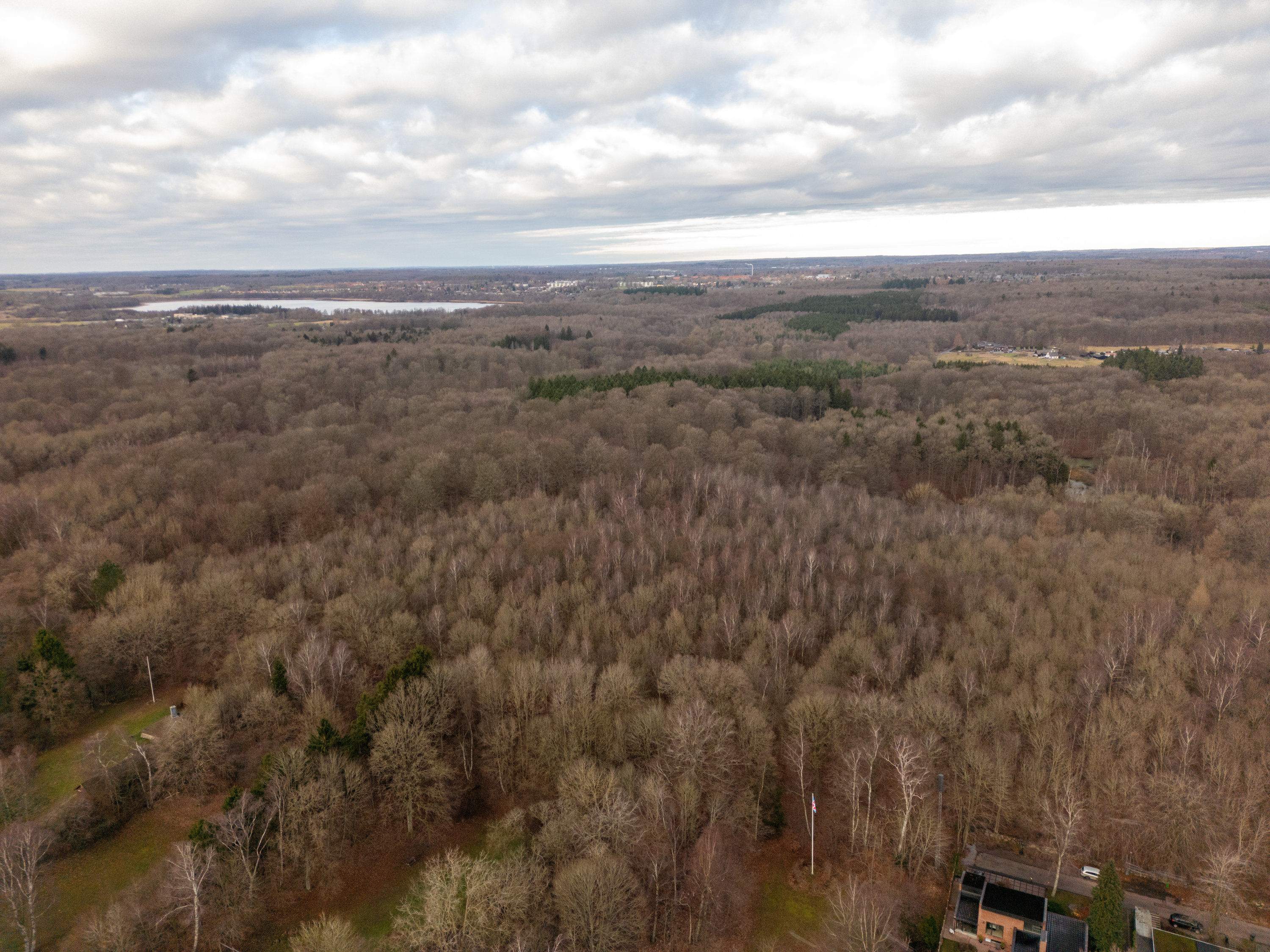 Fremhævet drone billede i fuldskærmstilstand. Billede af Tranemosevej 50, 2750 Ballerup