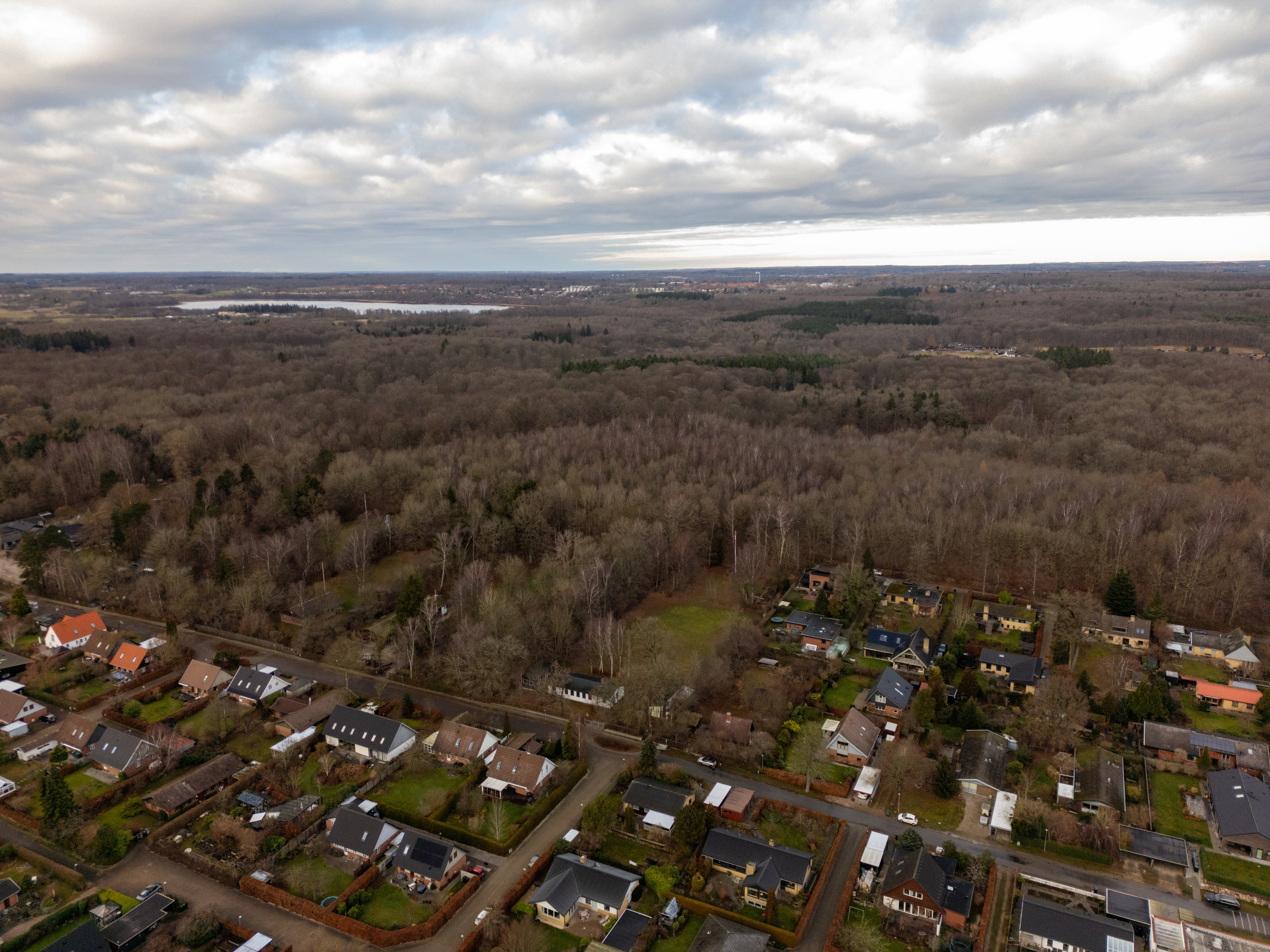 Fremhævet drone billede i fuldskærmstilstand. Billede af Tranemosevej 50, 2750 Ballerup