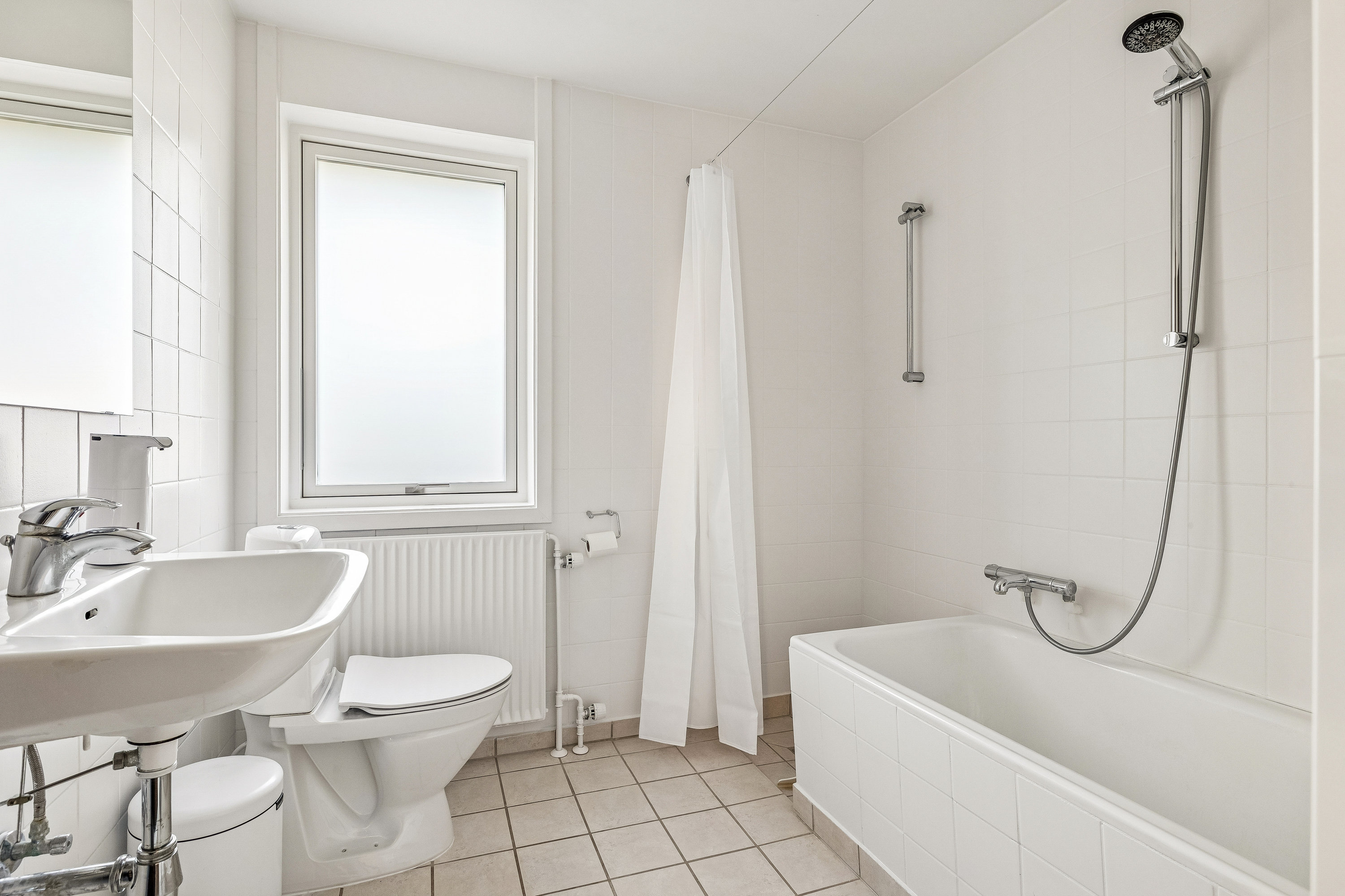 Fremhævet badeværelse billede i fuldskærmstilstand. Billede af Skrænten 19, Vrold, 8660 Skanderborg