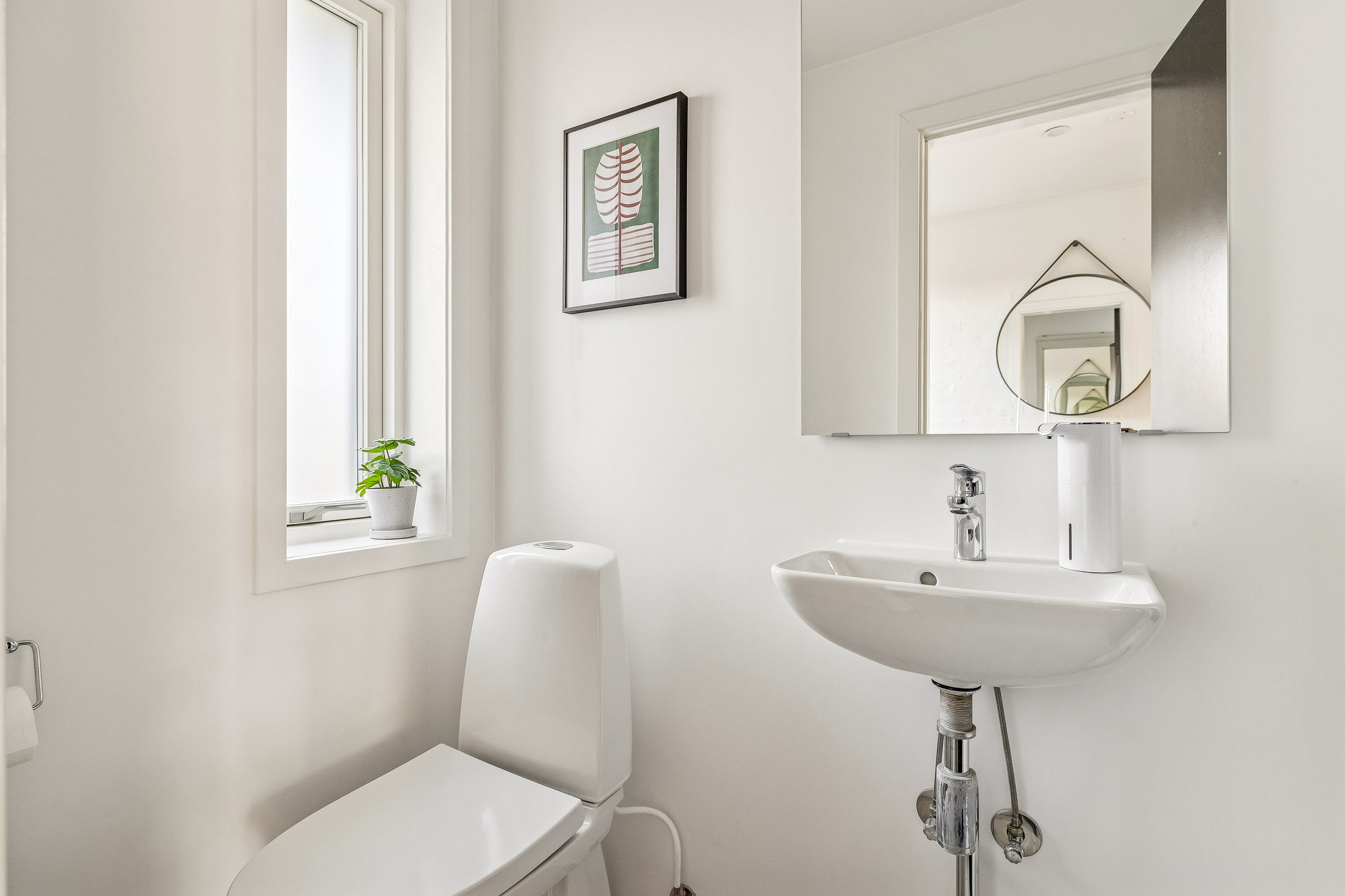 Fremhævet toilet billede i fuldskærmstilstand. Billede af Skrænten 19, Vrold, 8660 Skanderborg