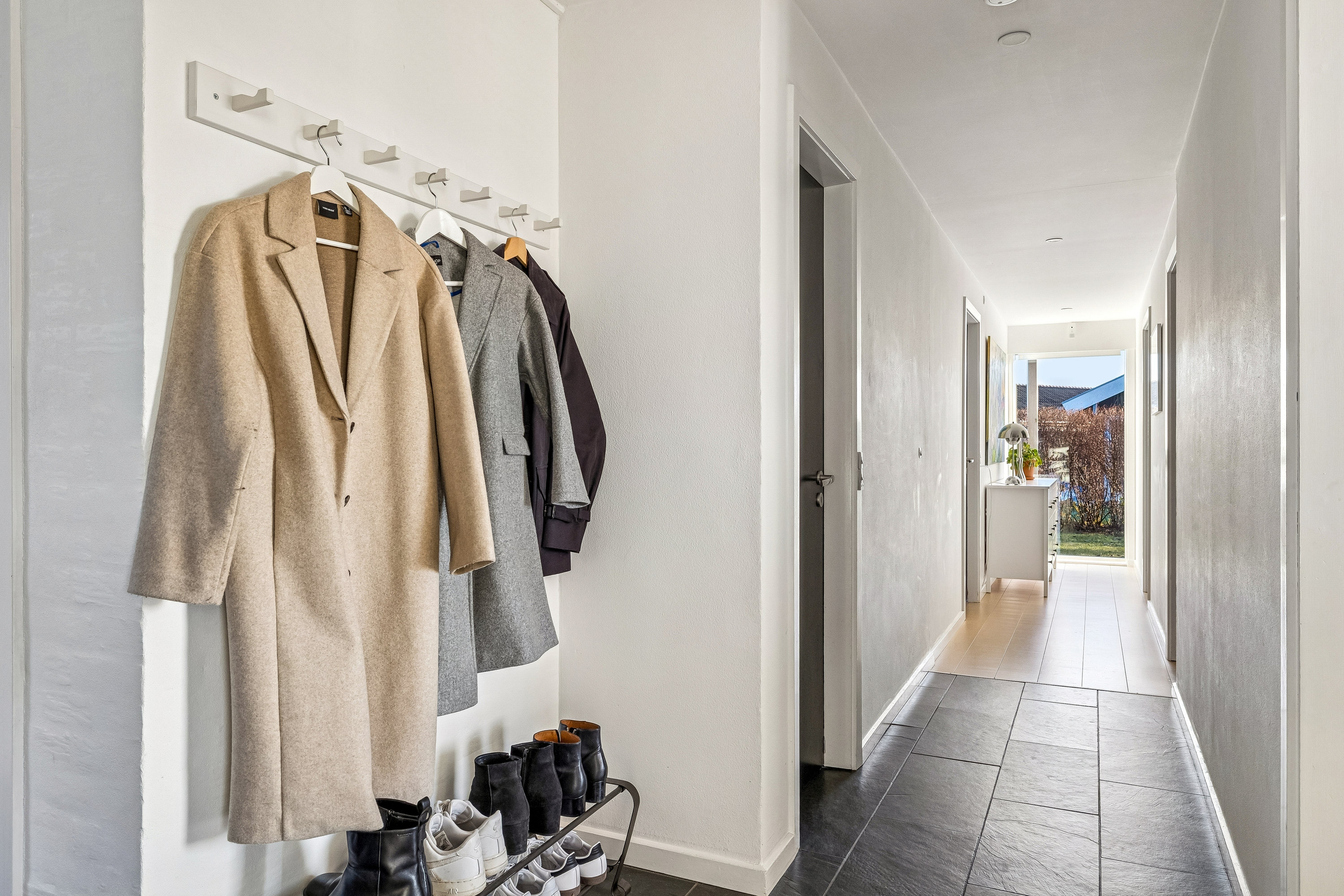 Fremhævet gang billede i fuldskærmstilstand. Billede af Skrænten 19, Vrold, 8660 Skanderborg