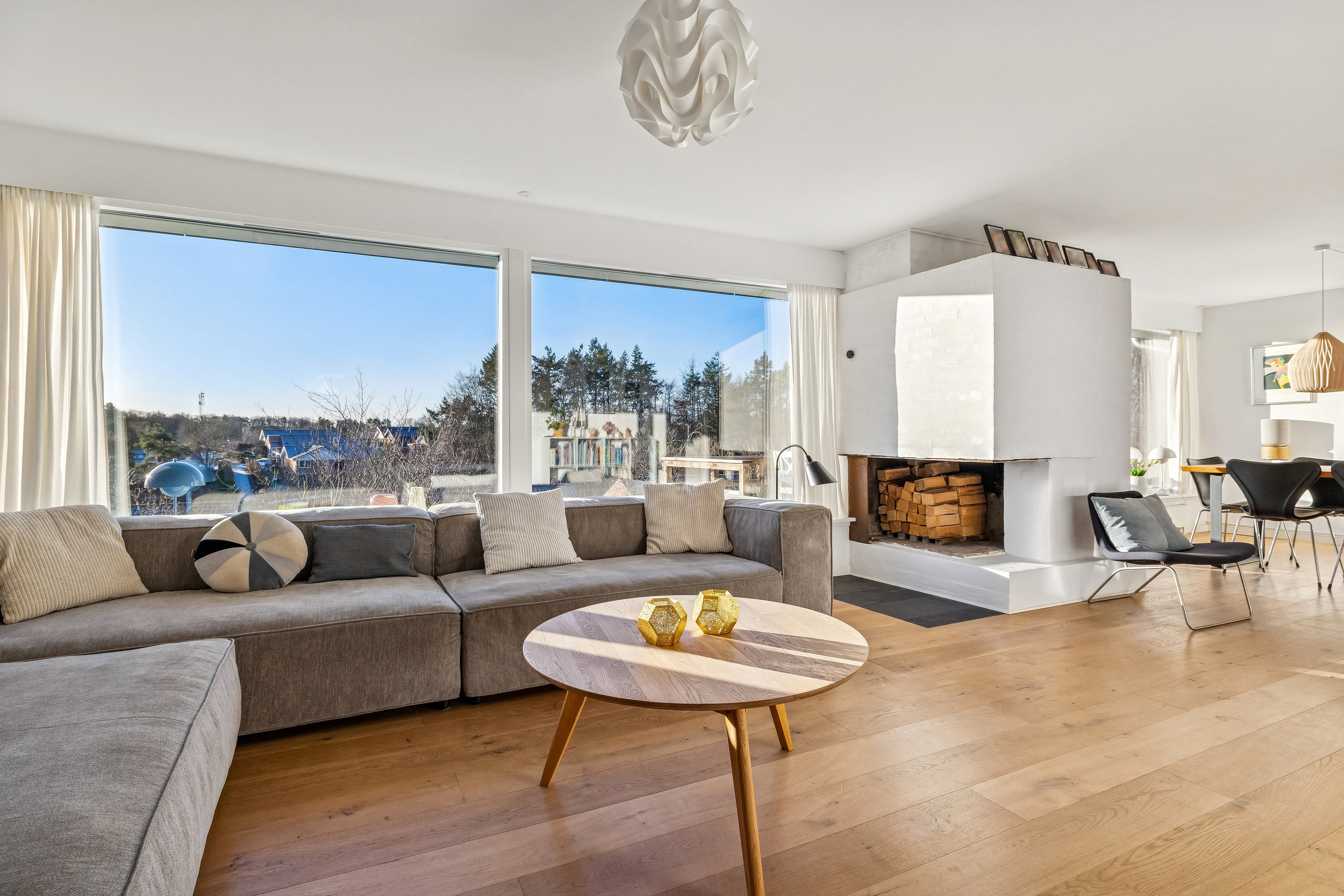 Fremhævet stue billede i fuldskærmstilstand. Billede af Skrænten 19, Vrold, 8660 Skanderborg