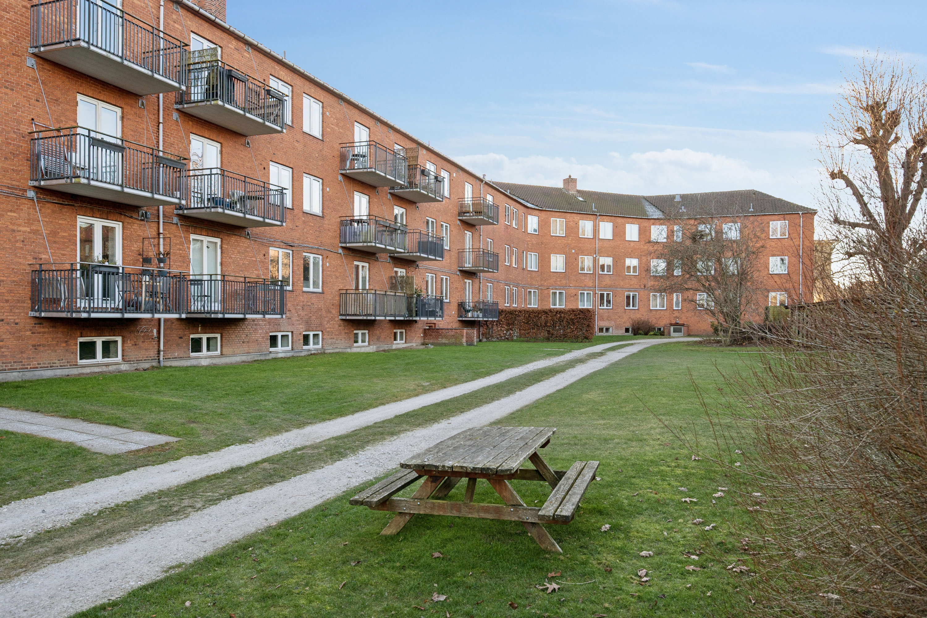 Fremhævet set fra haven billede i fuldskærmstilstand. Billede af Ulrikkenborg Alle 22, st.. tv., 2800 Kongens Lyngby