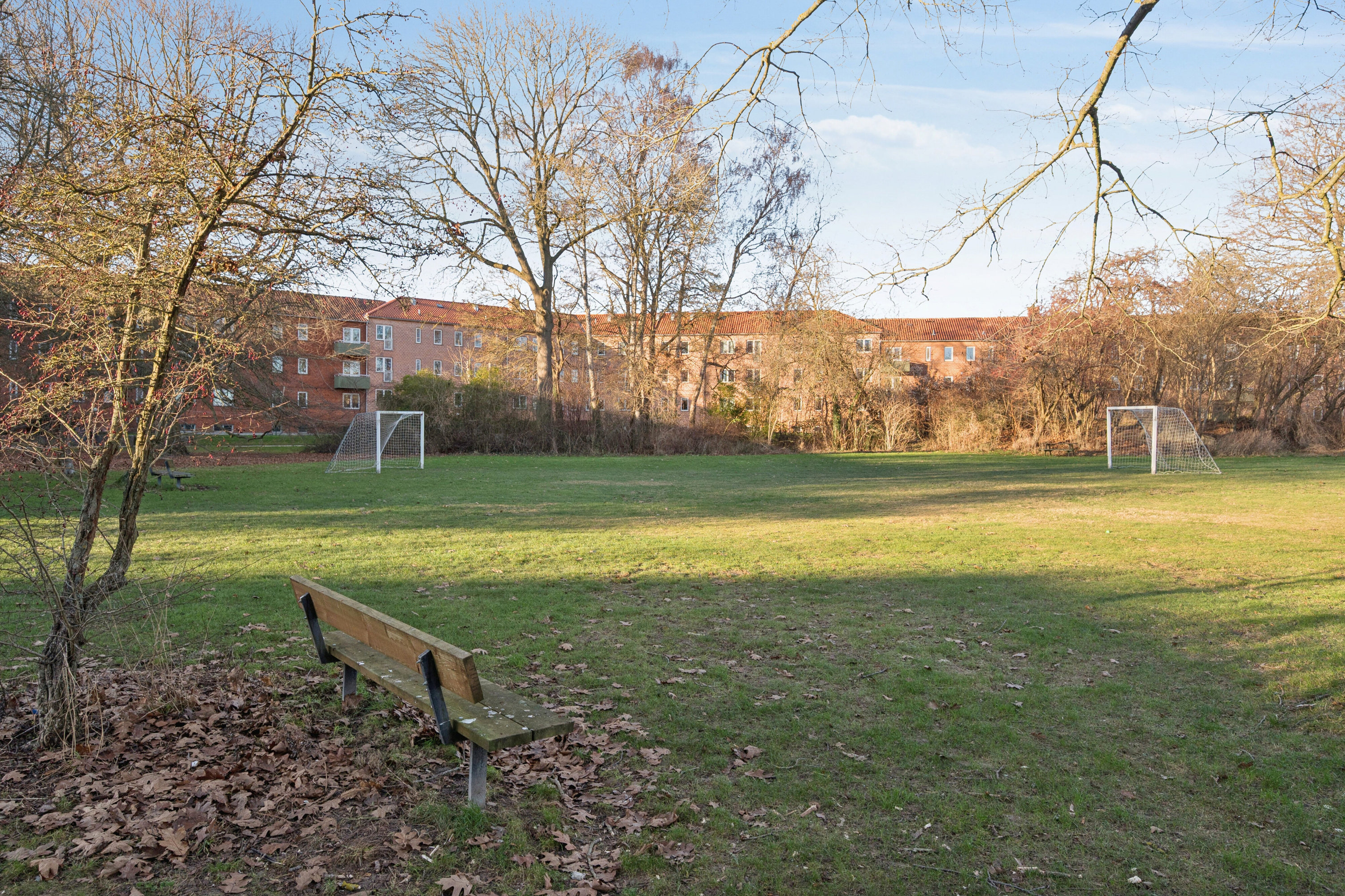 Fremhævet set fra haven billede i fuldskærmstilstand. Billede af Ulrikkenborg Alle 22, st.. tv., 2800 Kongens Lyngby