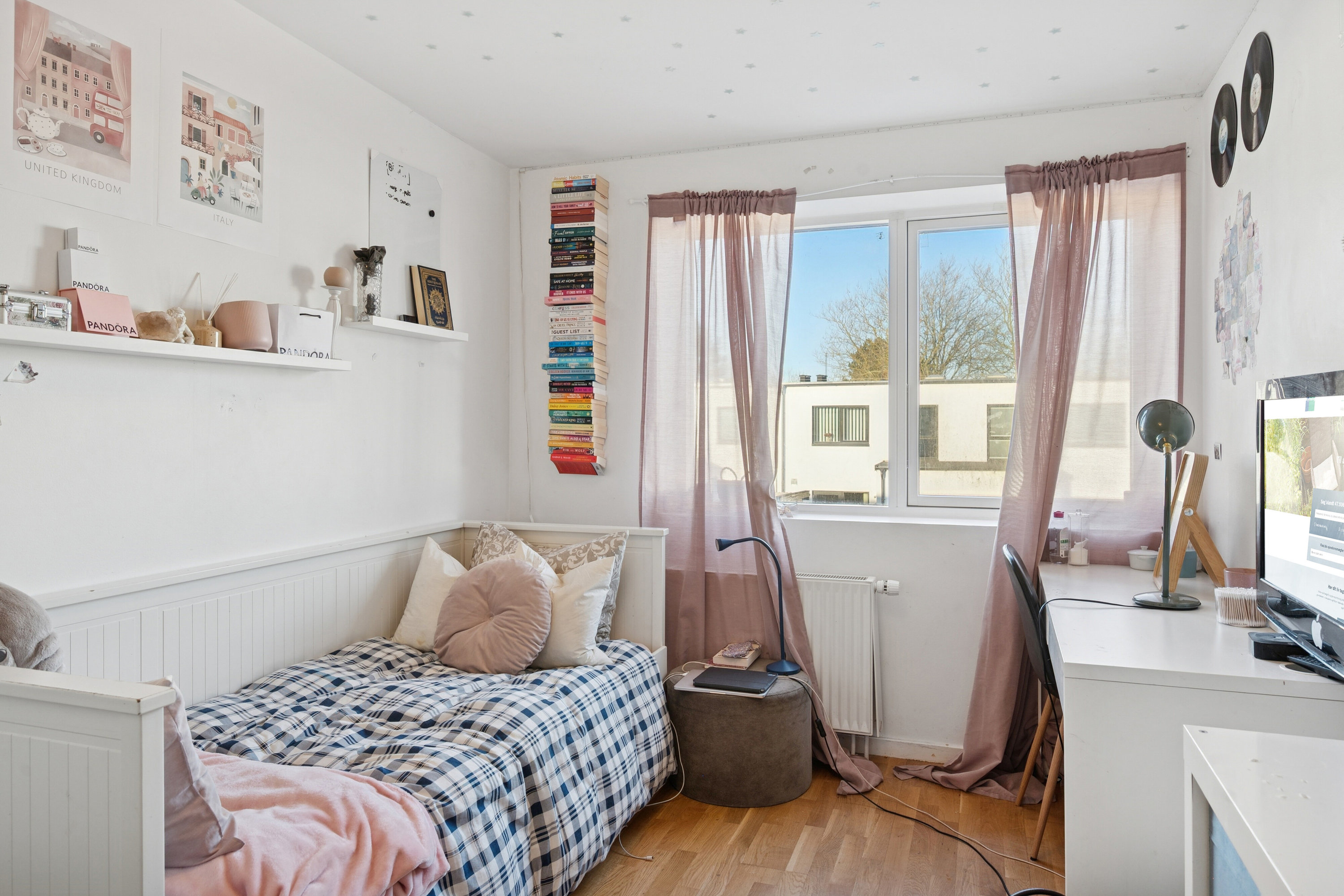 Fremhævet soveværelse billede i fuldskærmstilstand. Billede af Tornegårdsvej 25, 2620 Albertslund