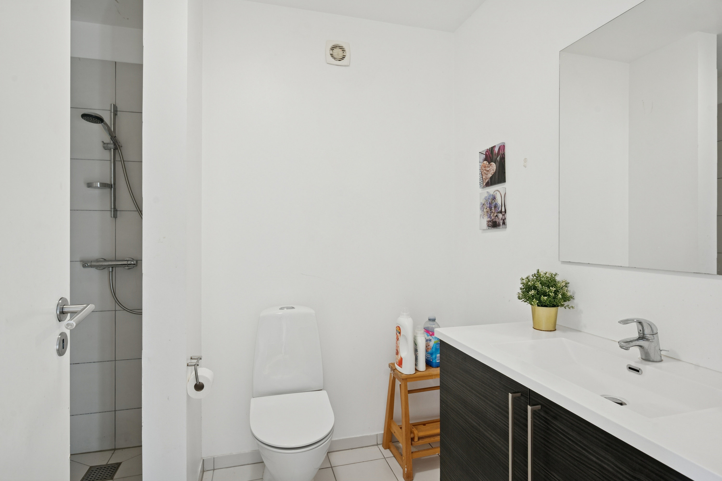 Fremhævet badeværelse billede i fuldskærmstilstand. Billede af Tornegårdsvej 25, 2620 Albertslund