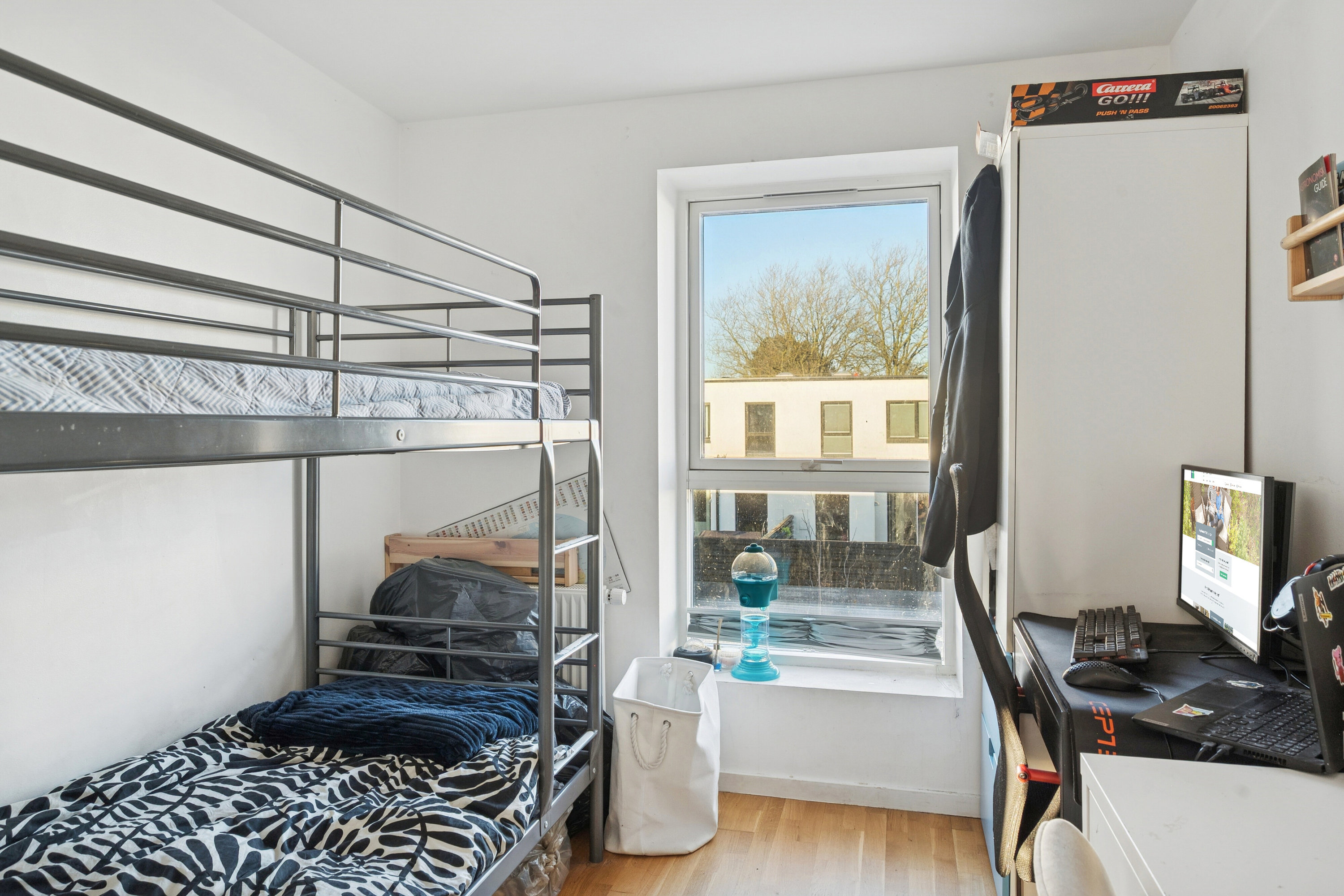 Fremhævet soveværelse billede i fuldskærmstilstand. Billede af Tornegårdsvej 25, 2620 Albertslund