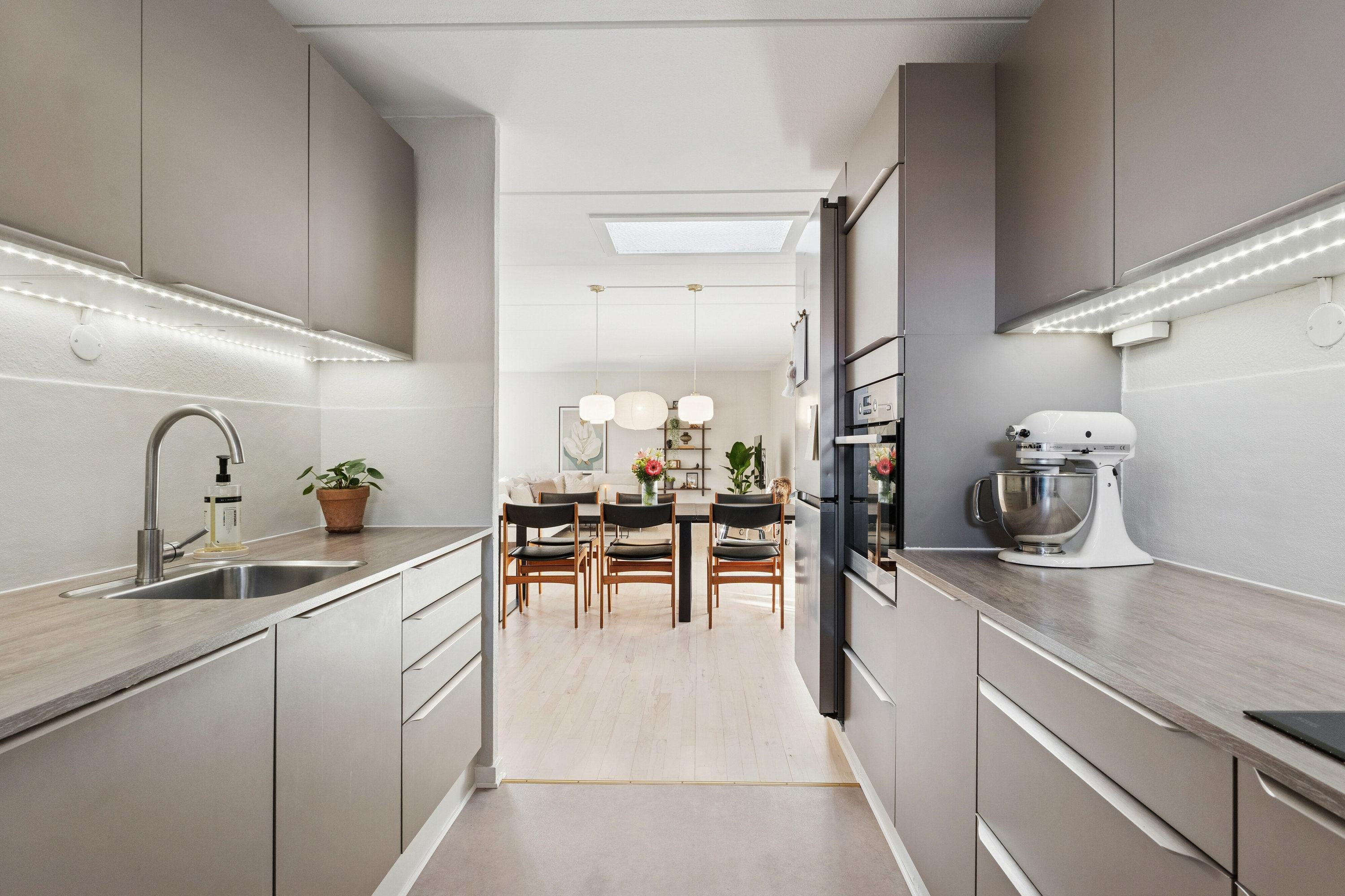 Fremhævet køkken billede i fuldskærmstilstand. Billede af Helleristen 109, 4700 Næstved