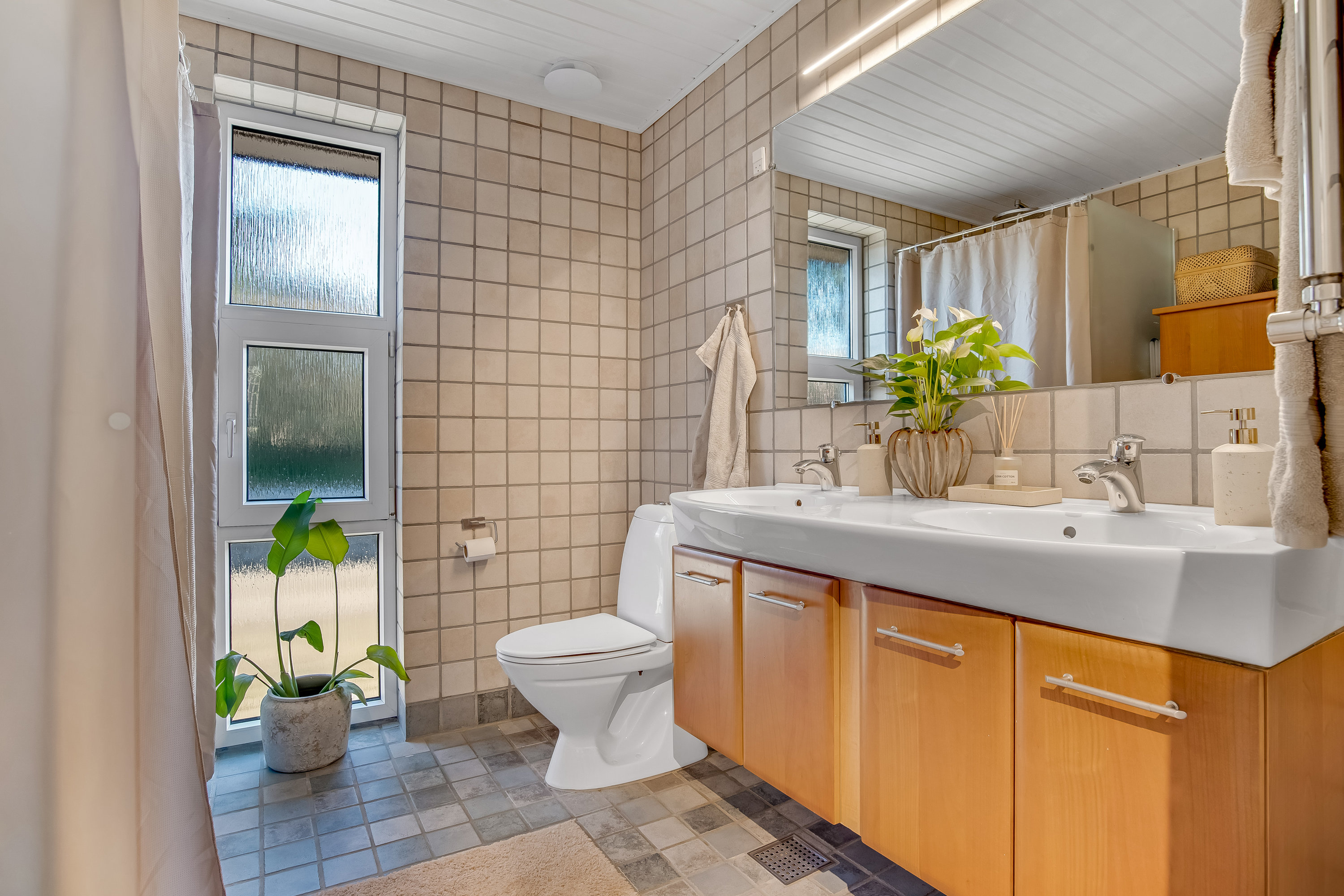 Fremhævet badeværelse billede i fuldskærmstilstand. Billede af Krunderupparken 38, Naur, 7500 Holstebro