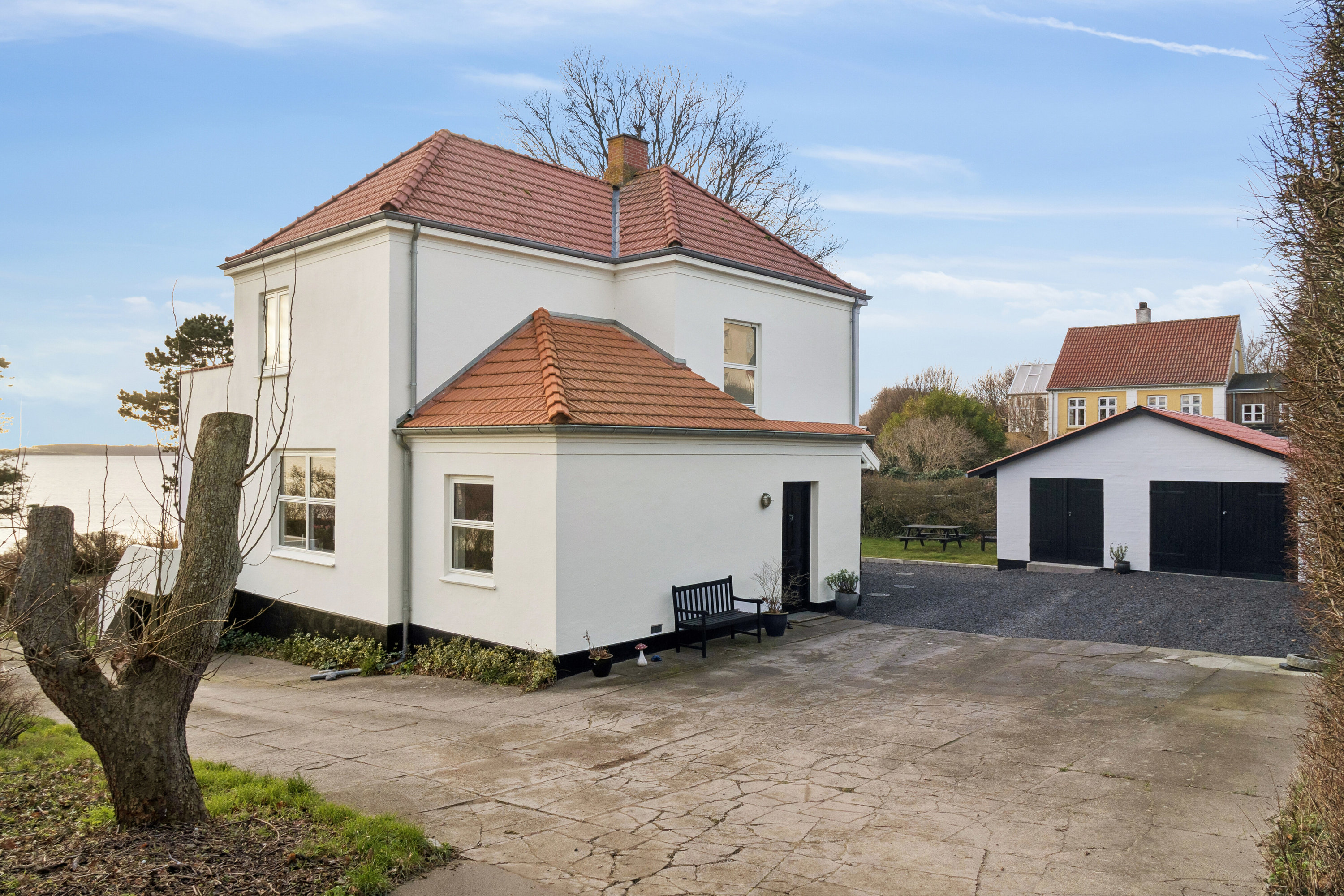 Miniaturebillede 2: set fra vejen. Billede af Solbjergvej 9, 4400 Kalundborg