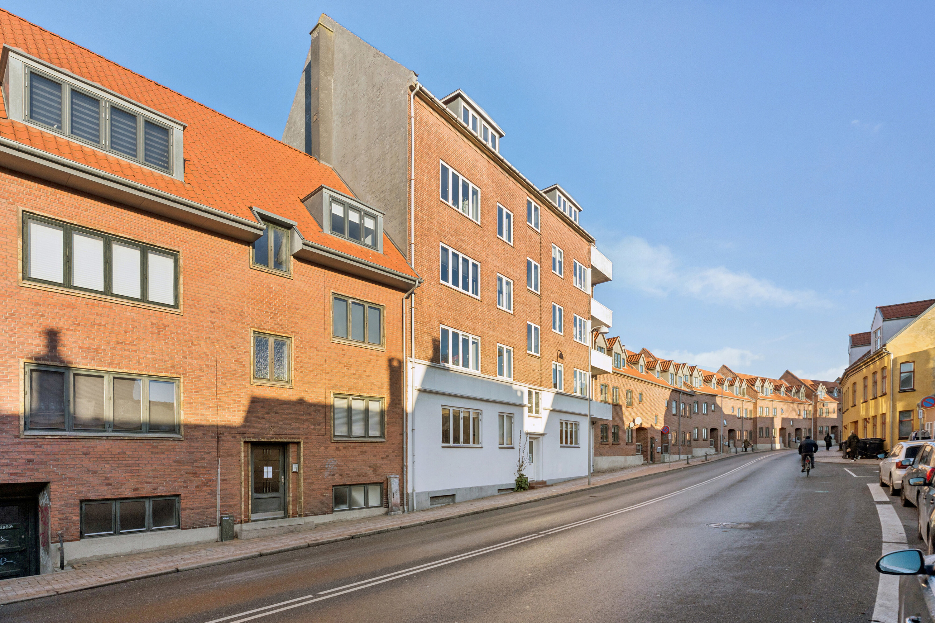 Fremhævet set fra vejen billede i fuldskærmstilstand. Billede af Skt. Jørgens Gade 10A, 4. tv., 5000 Odense C