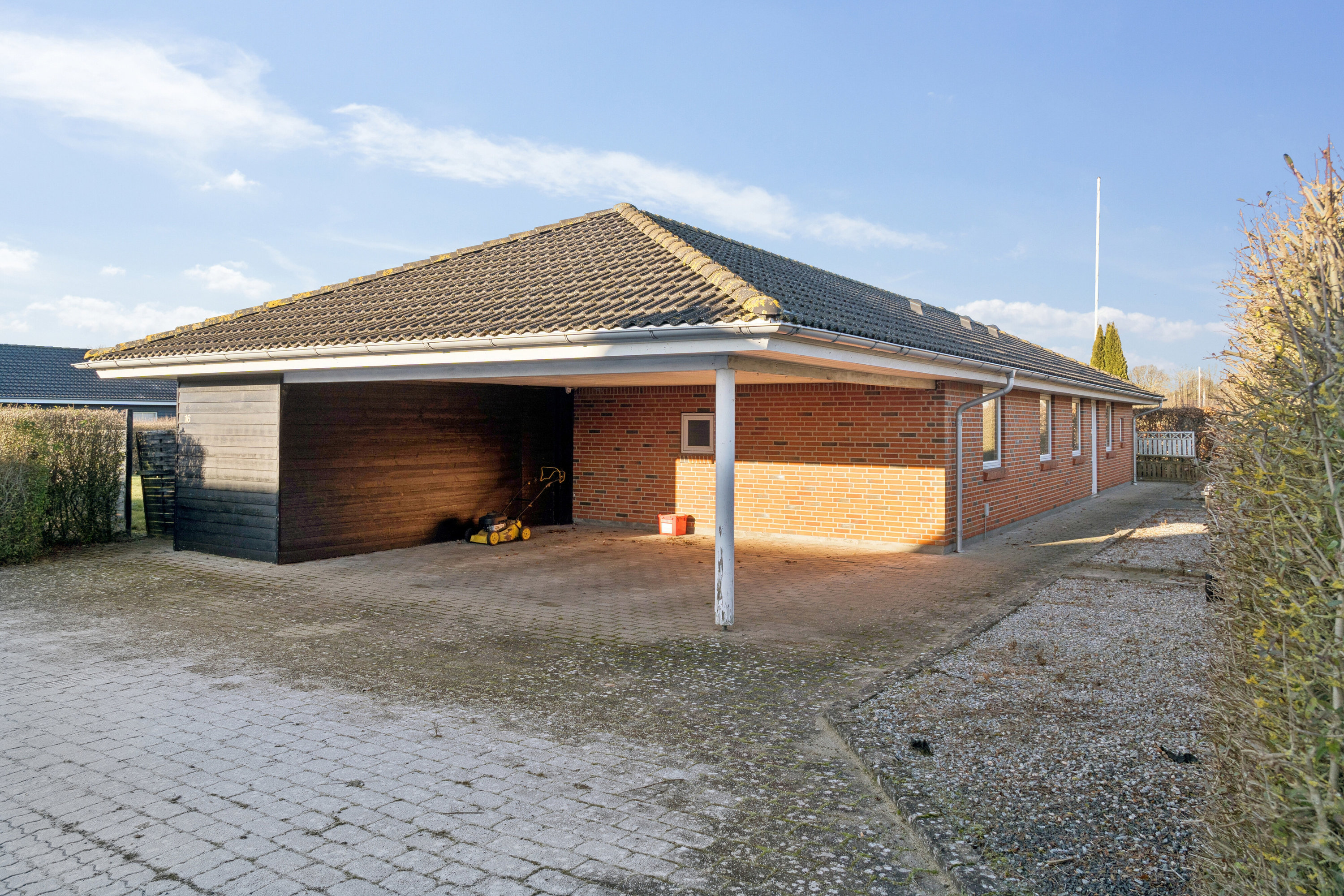 Miniaturebillede 1: set fra vejen. Billede af Skovvænget 16, 8882 Fårvang