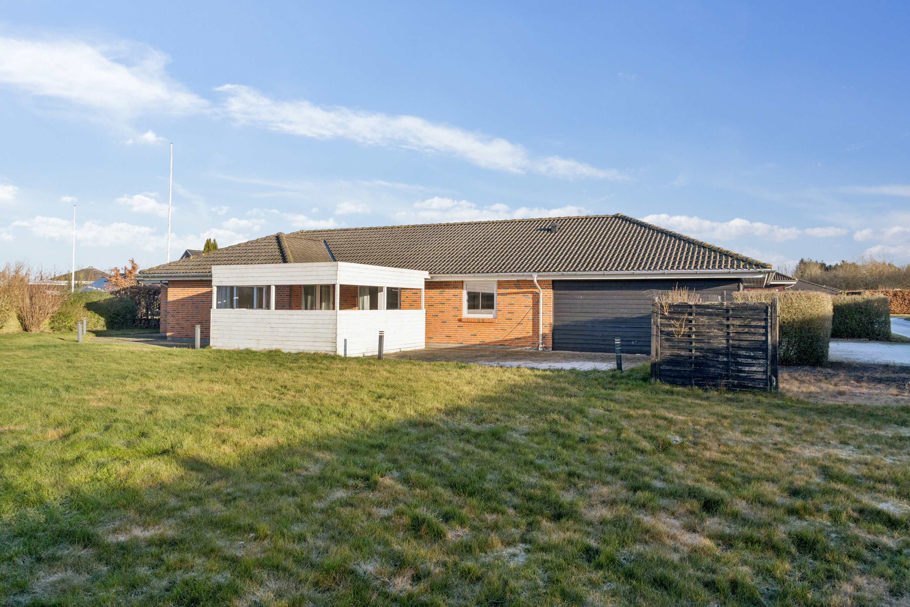 Fremhævet set fra haven billede i fuldskærmstilstand. Billede af Skovvænget 16, 8882 Fårvang