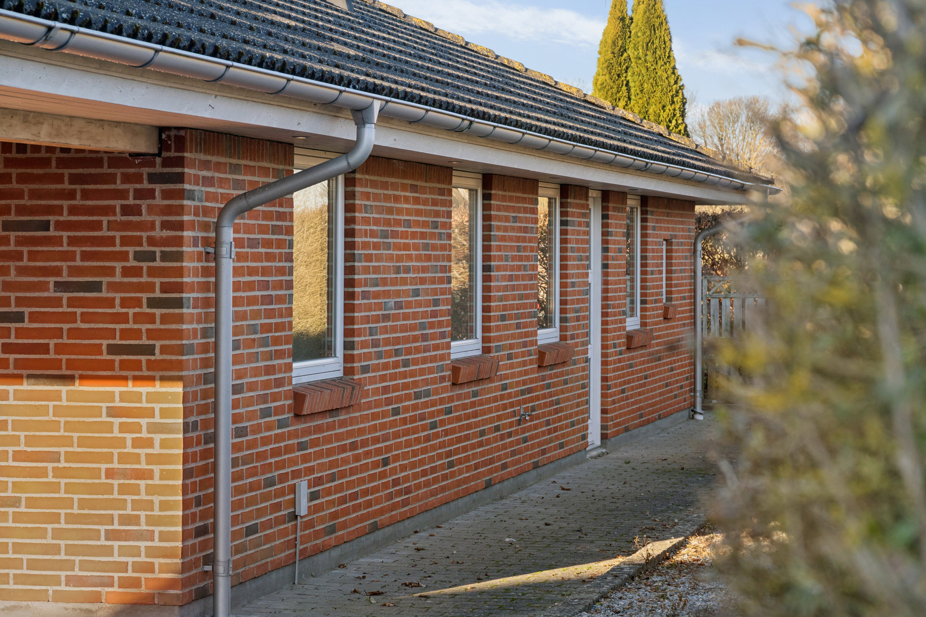 Fremhævet set fra haven billede i fuldskærmstilstand. Billede af Skovvænget 16, 8882 Fårvang