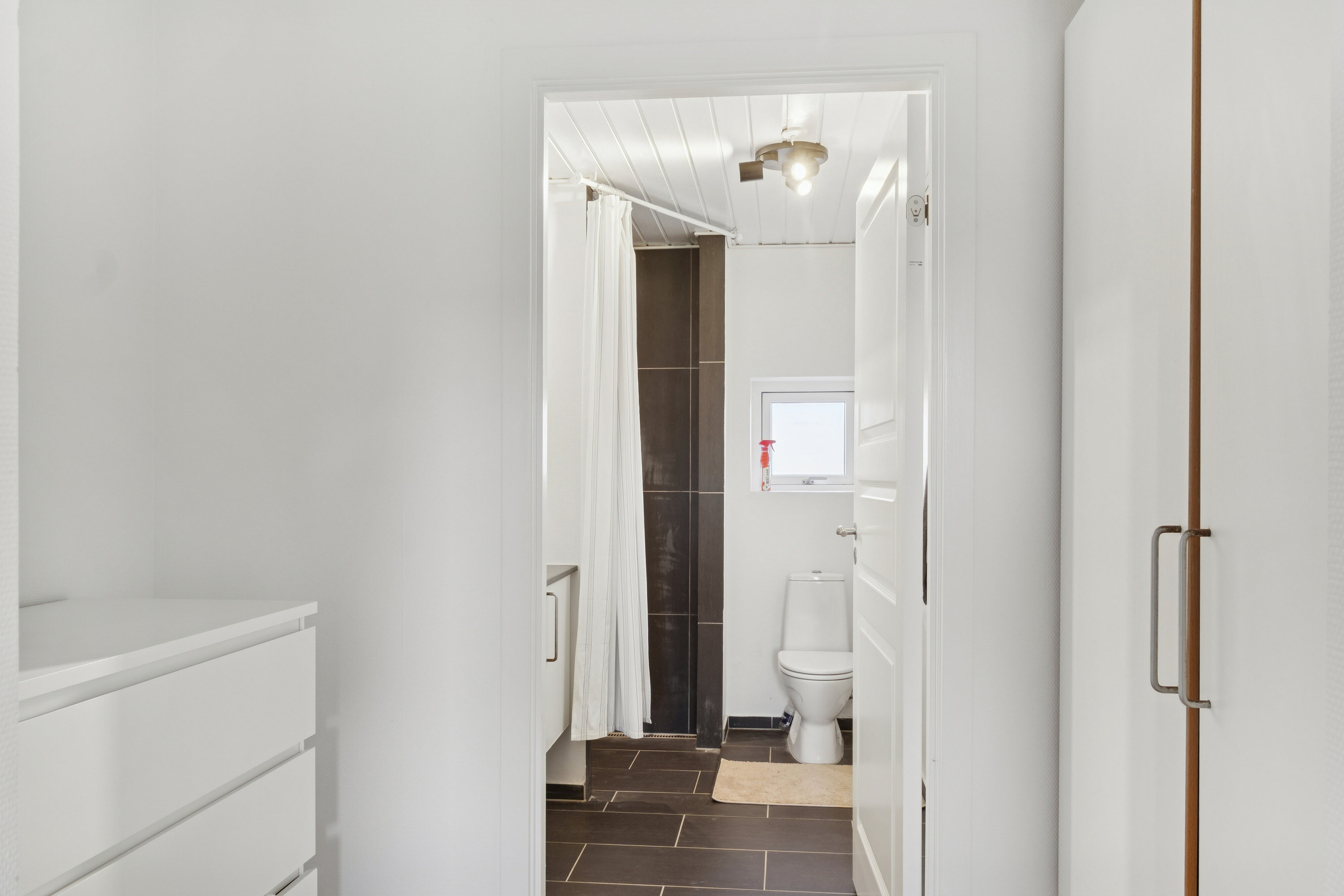 Fremhævet badeværelse billede i fuldskærmstilstand. Billede af Skovvænget 16, 8882 Fårvang