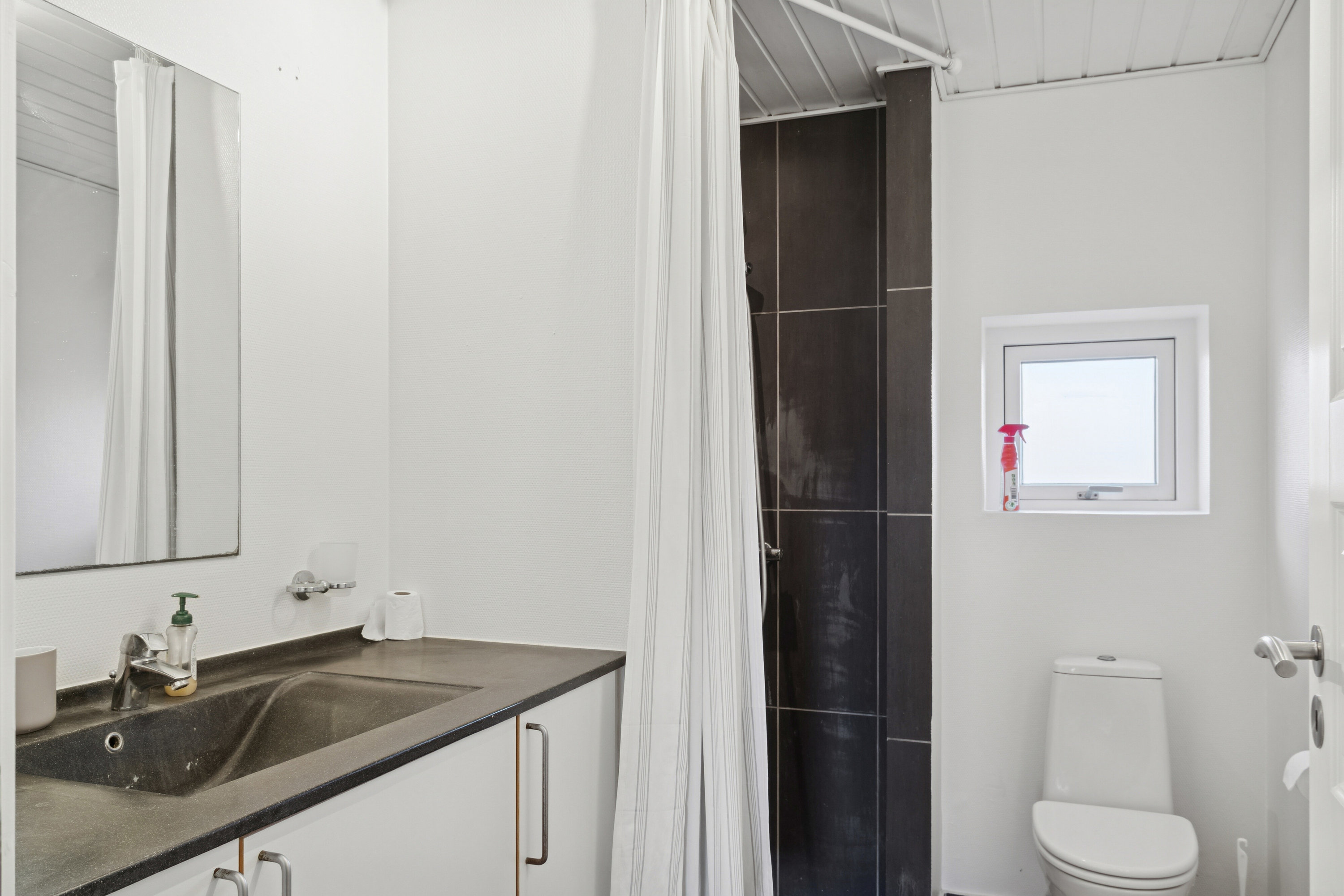 Fremhævet badeværelse billede i fuldskærmstilstand. Billede af Skovvænget 16, 8882 Fårvang