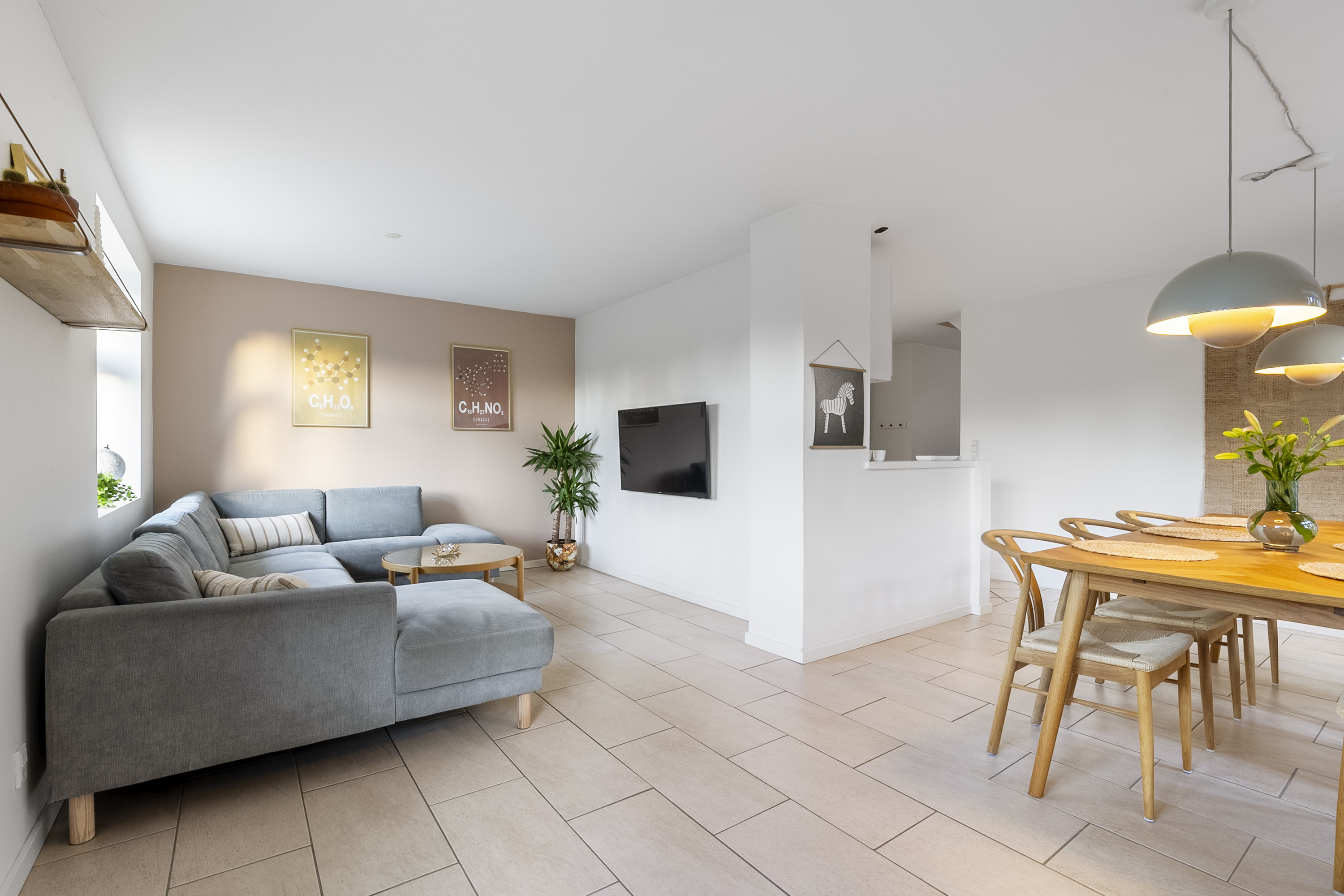 Fremhævet stue billede i fuldskærmstilstand. Billede af Tværvej 17B, Seden, 5240 Odense NØ