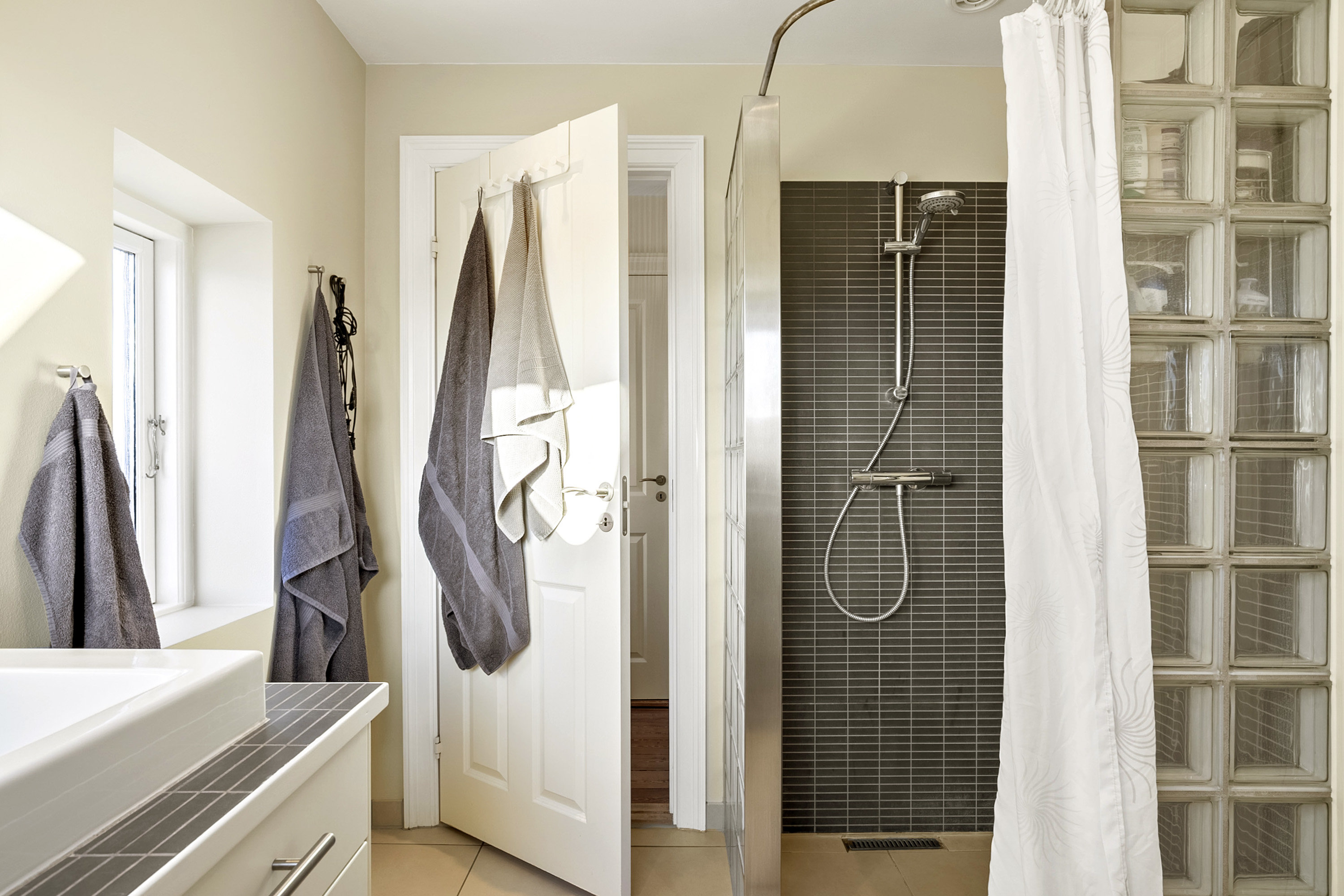 Fremhævet badeværelse billede i fuldskærmstilstand. Billede af Døckerslundsvej 49, 5000 Odense C