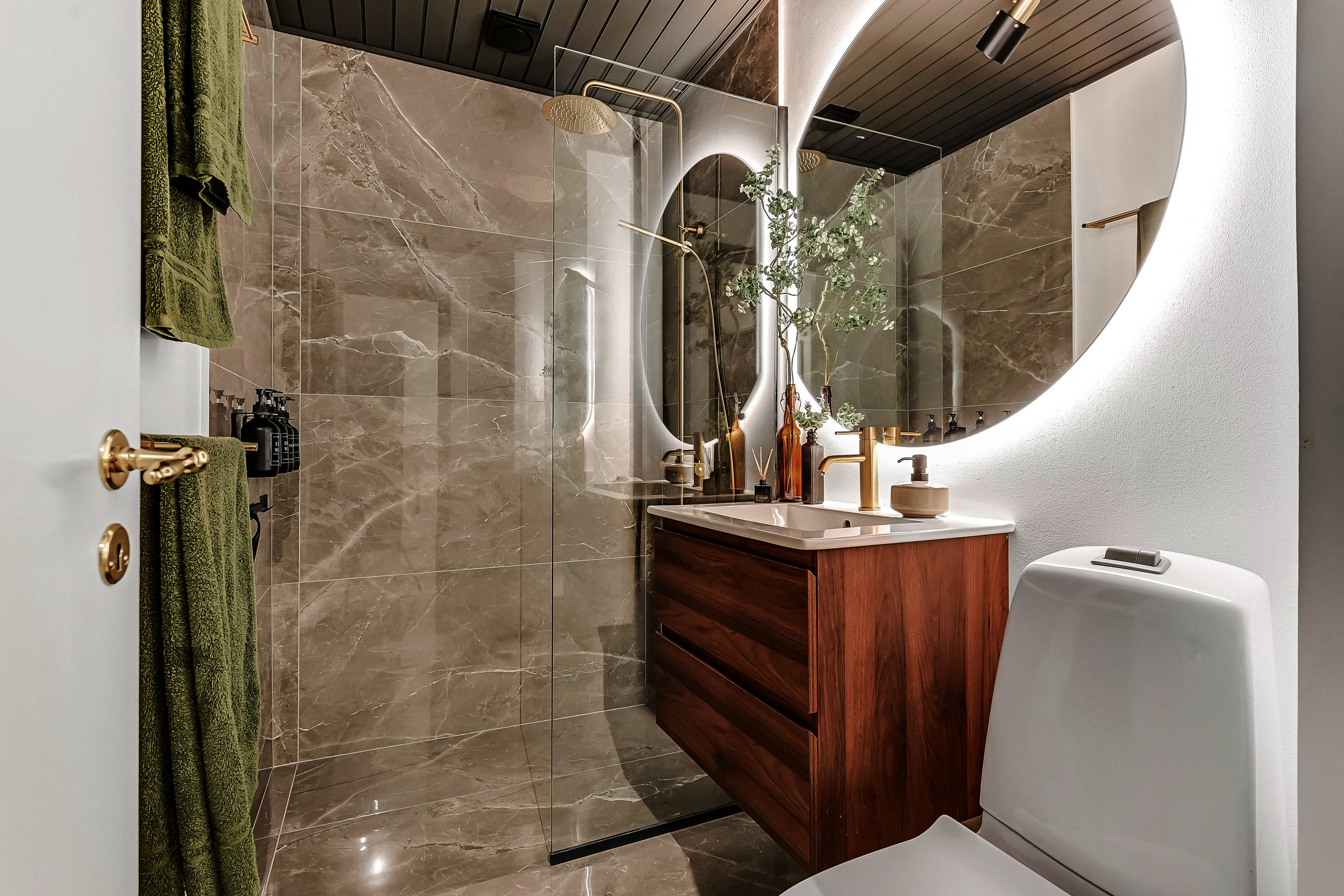 Miniaturebillede 1: badeværelse. Billede af Skoleparken 15, 1. th., 6705 Esbjerg Ø