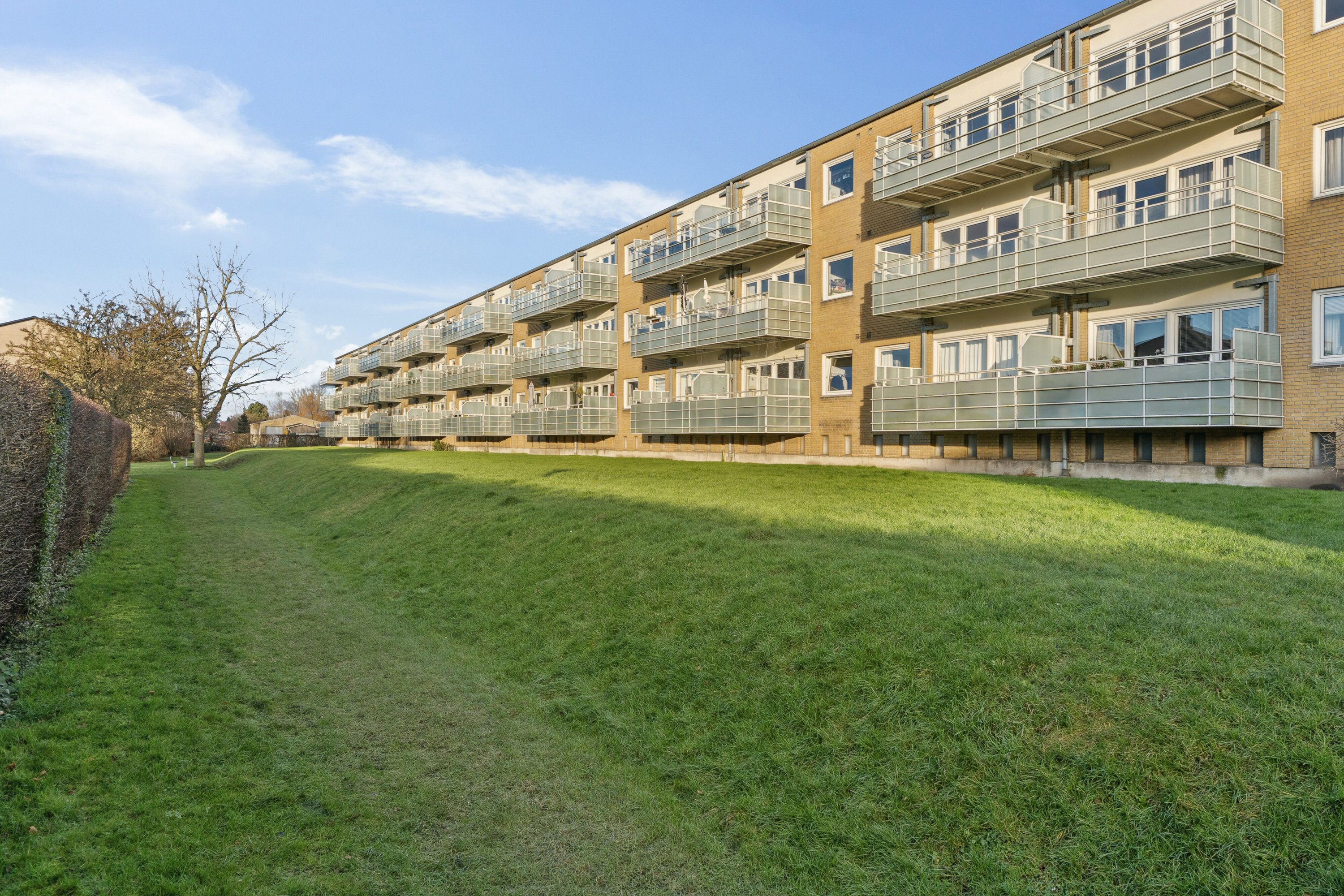 Fremhævet set fra haven billede i fuldskærmstilstand. Billede af Valhøjs Alle 102B, 2. th., 2610 Rødovre