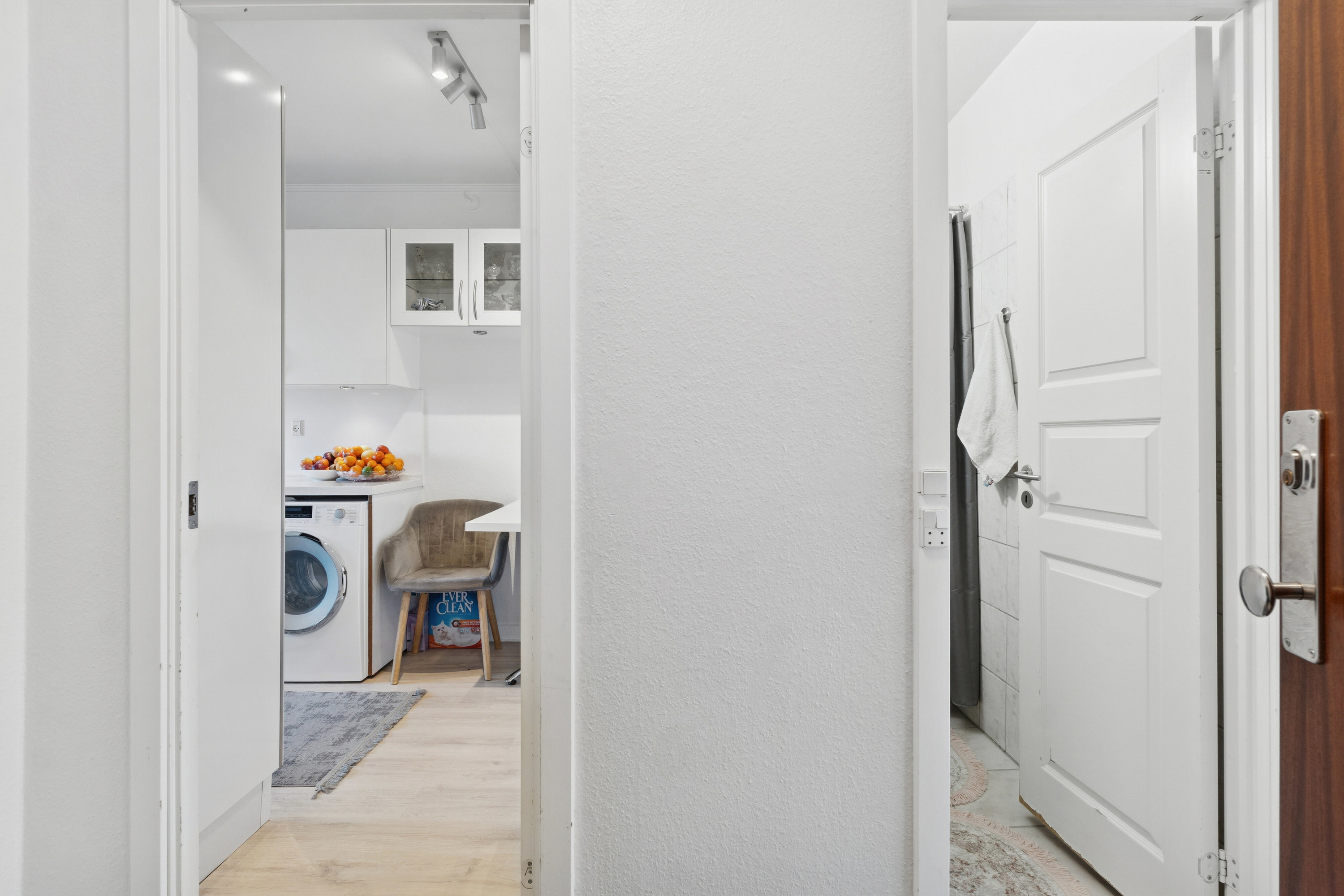 Fremhævet gang billede i fuldskærmstilstand. Billede af Valhøjs Alle 102B, 2. th., 2610 Rødovre