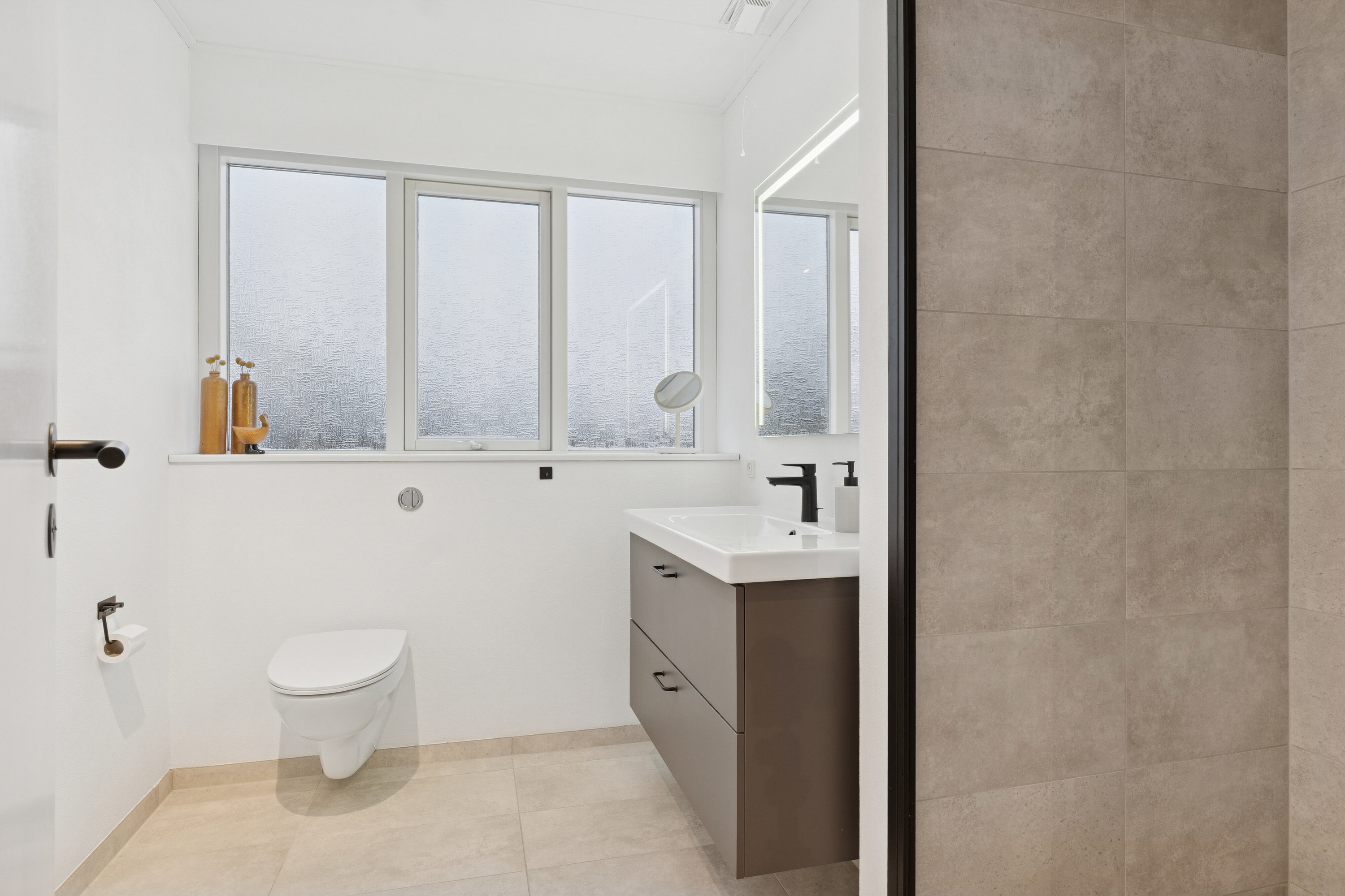 Fremhævet badeværelse billede i fuldskærmstilstand. Billede af H F Bjørns Vej 42, 9800 Hjørring