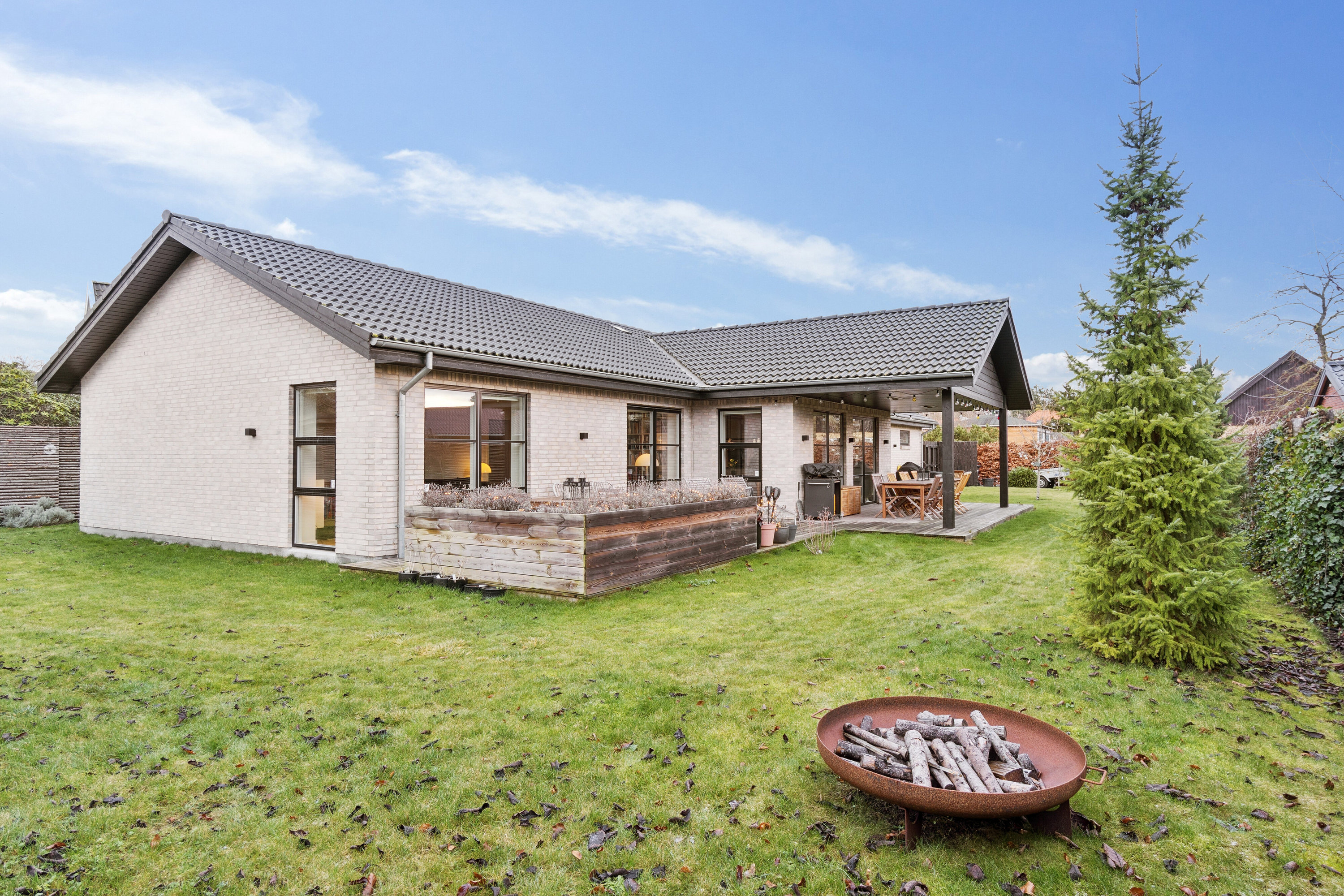 Fremhævet set fra haven billede i fuldskærmstilstand. Billede af Sofielundsvej 33, 2600 Glostrup