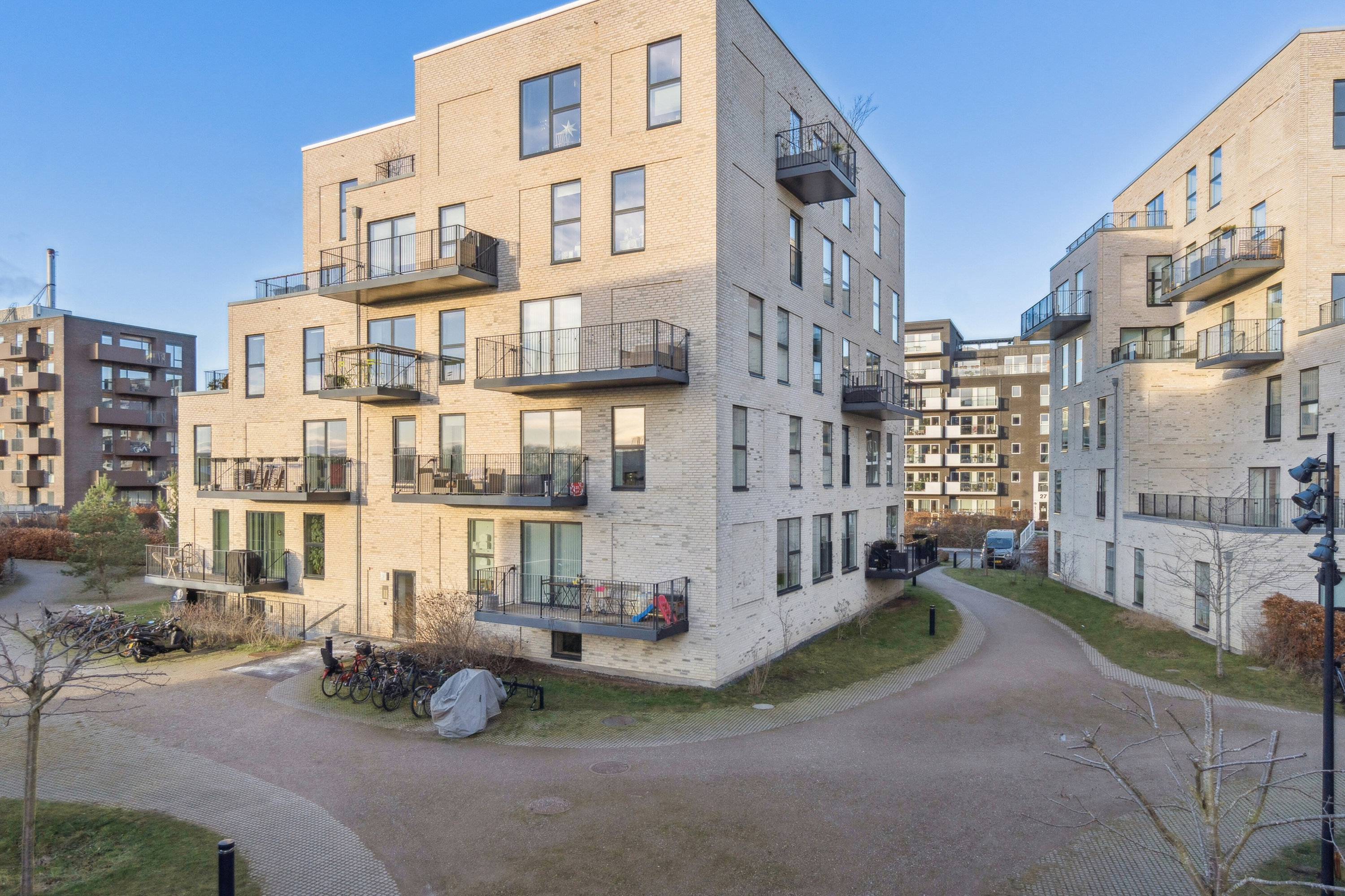 Fremhævet set fra vejen billede i fuldskærmstilstand. Billede af Mokkavej 13, 1. 1., 2610 Rødovre