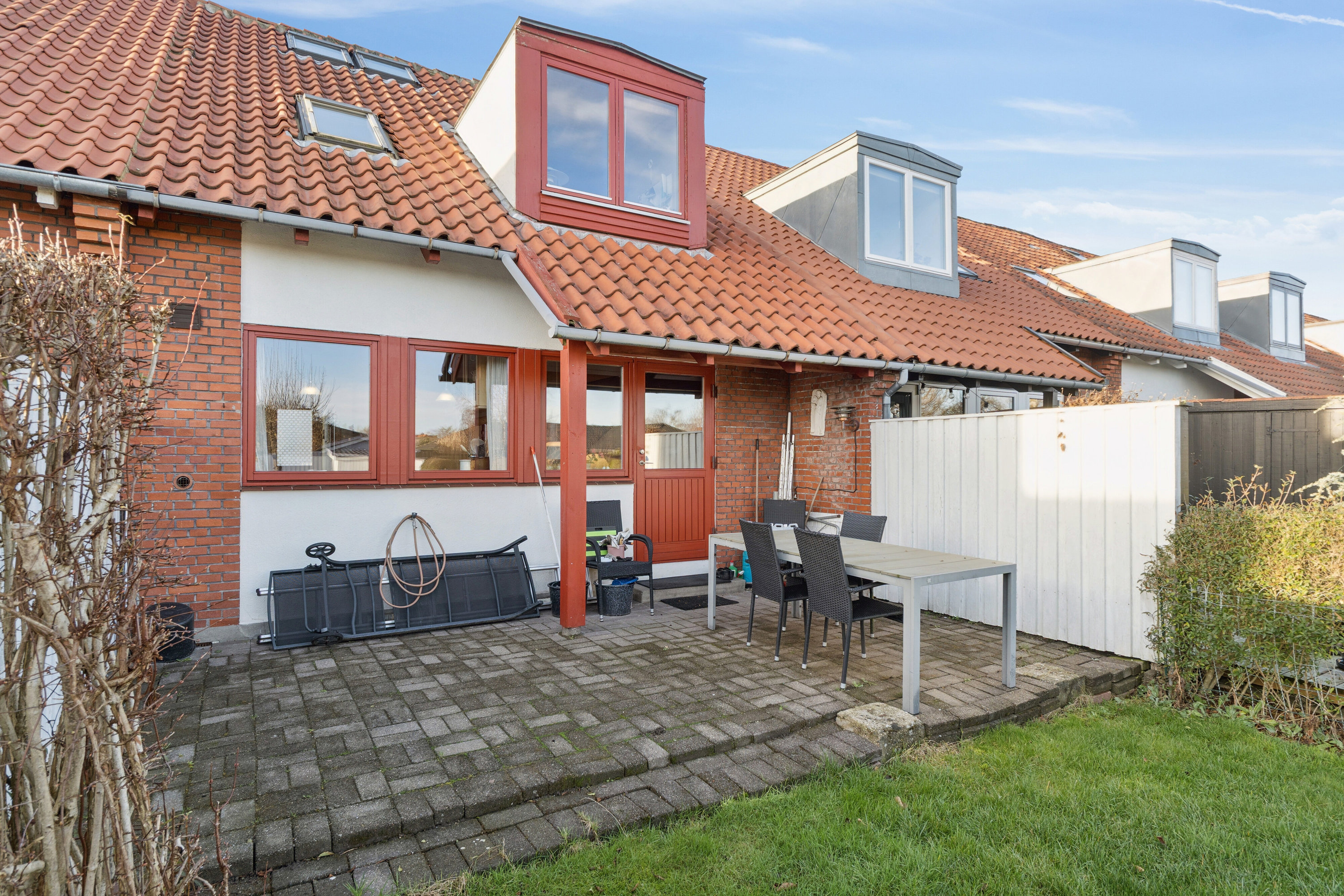 Fremhævet set fra haven billede i fuldskærmstilstand. Billede af Hvidsværmervej 11B, 2610 Rødovre