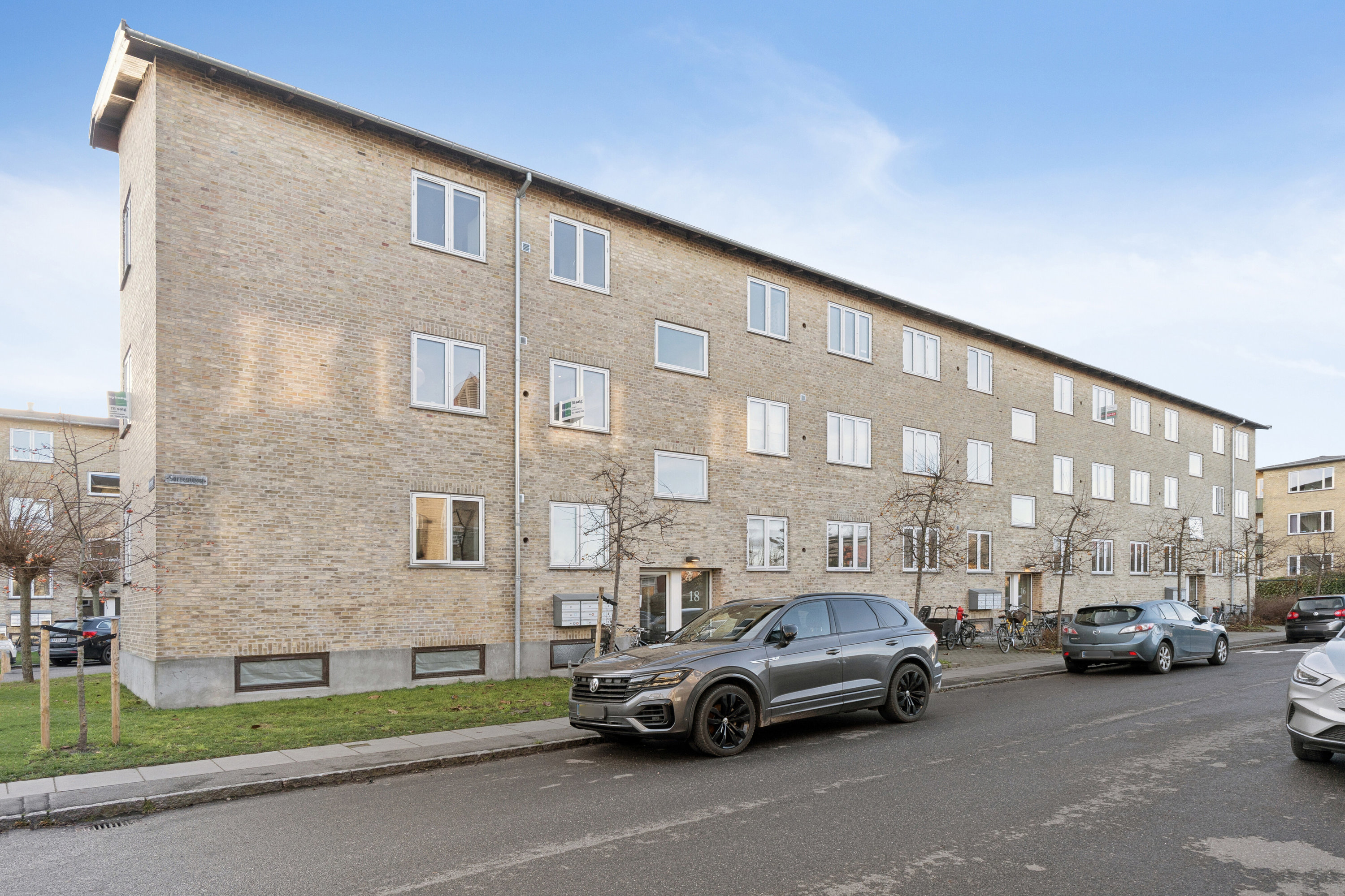 Fremhævet facade billede i fuldskærmstilstand. Billede af Sorrentovej 18, 1. tv., 2300 København S