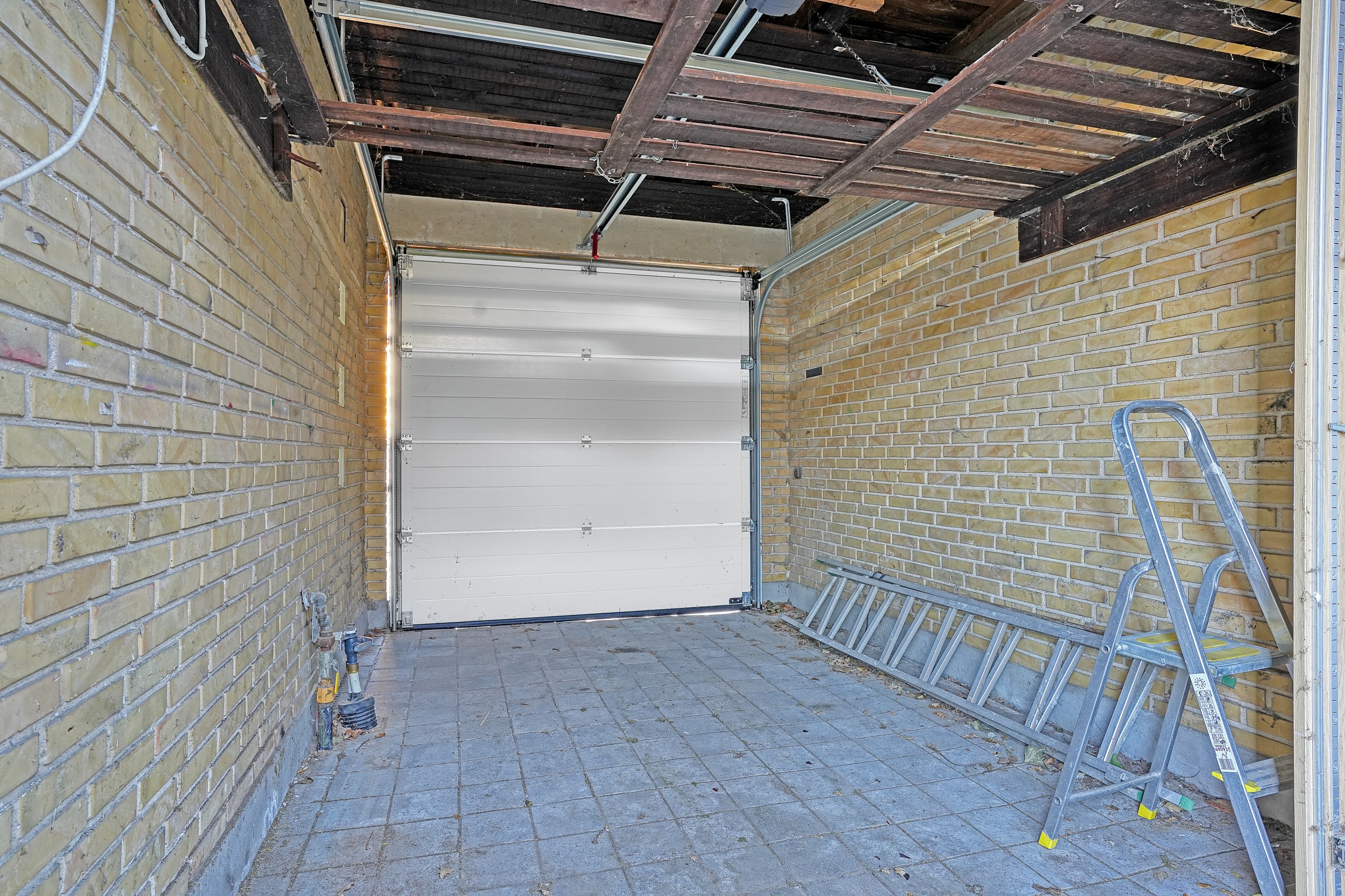 Fremhævet garage billede i fuldskærmstilstand. Billede af Højbovænge 10, 3500 Værløse