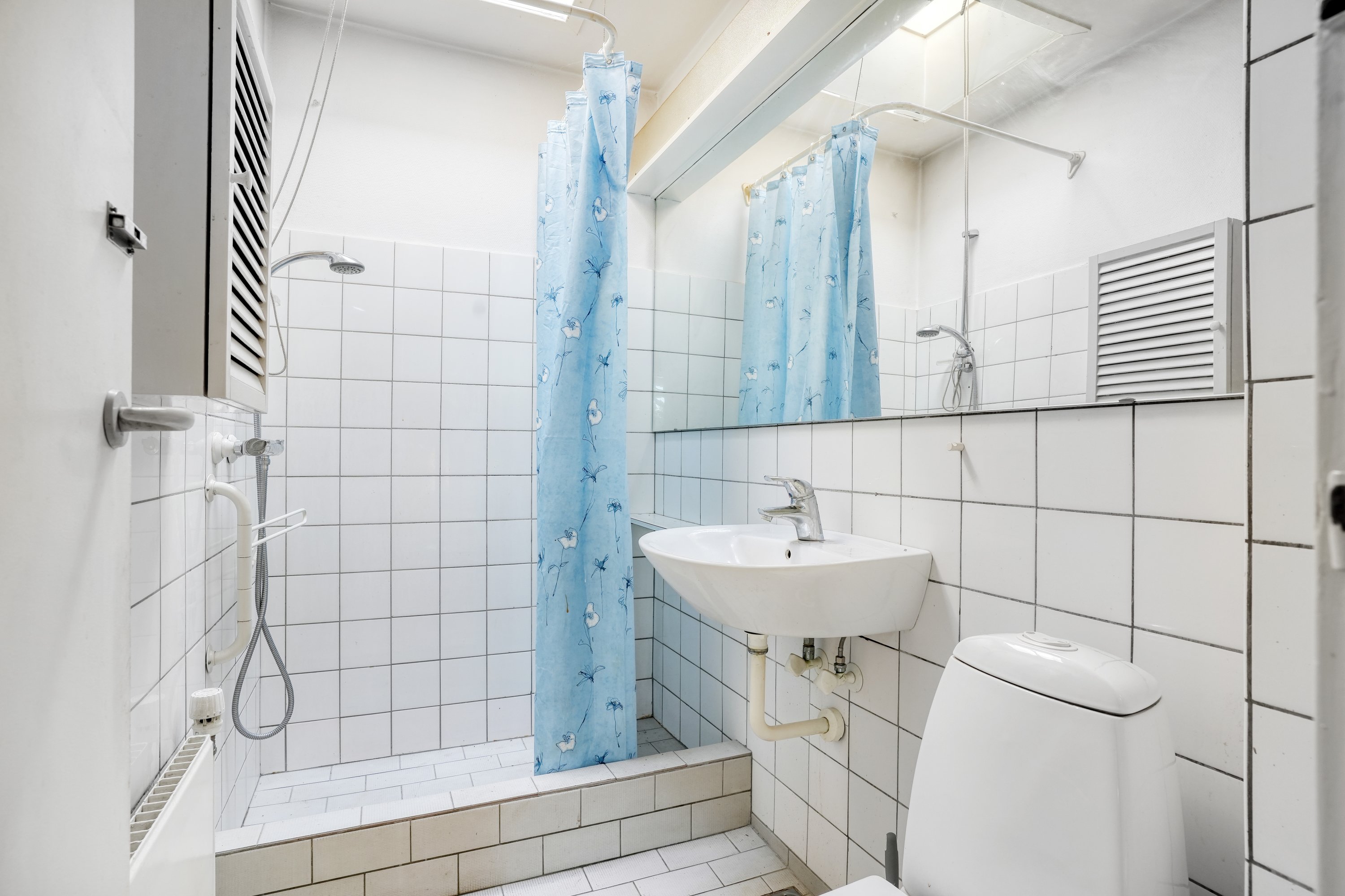 Fremhævet badeværelse billede i fuldskærmstilstand. Billede af Højbovænge 10, 3500 Værløse