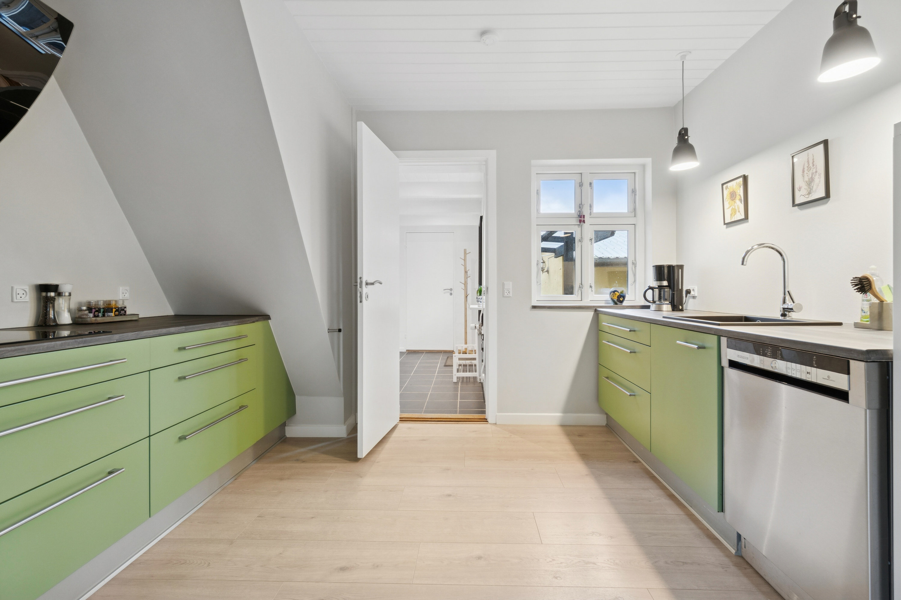 Fremhævet køkken billede i fuldskærmstilstand. Billede af Bolsterbjergvej 18, Aarsballe, 3700 Rønne