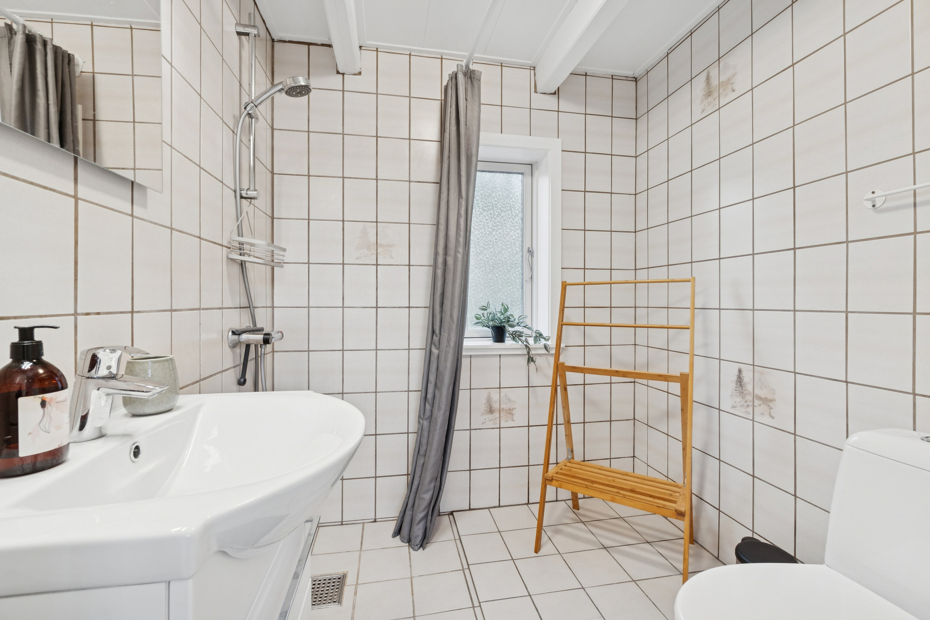 Fremhævet badeværelse billede i fuldskærmstilstand. Billede af Bolsterbjergvej 18, Aarsballe, 3700 Rønne