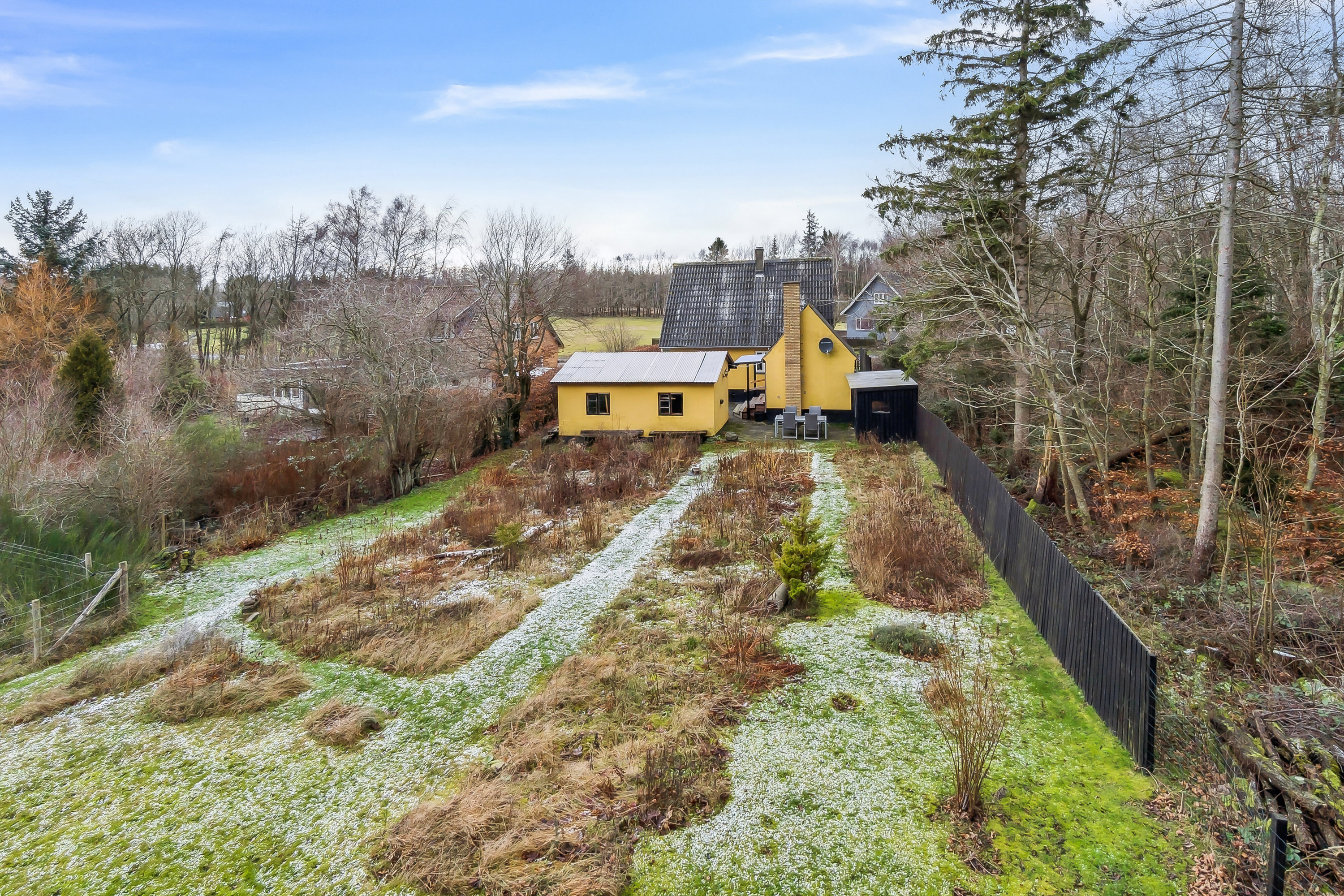 Fremhævet set fra haven billede i fuldskærmstilstand. Billede af Bolsterbjergvej 18, Aarsballe, 3700 Rønne