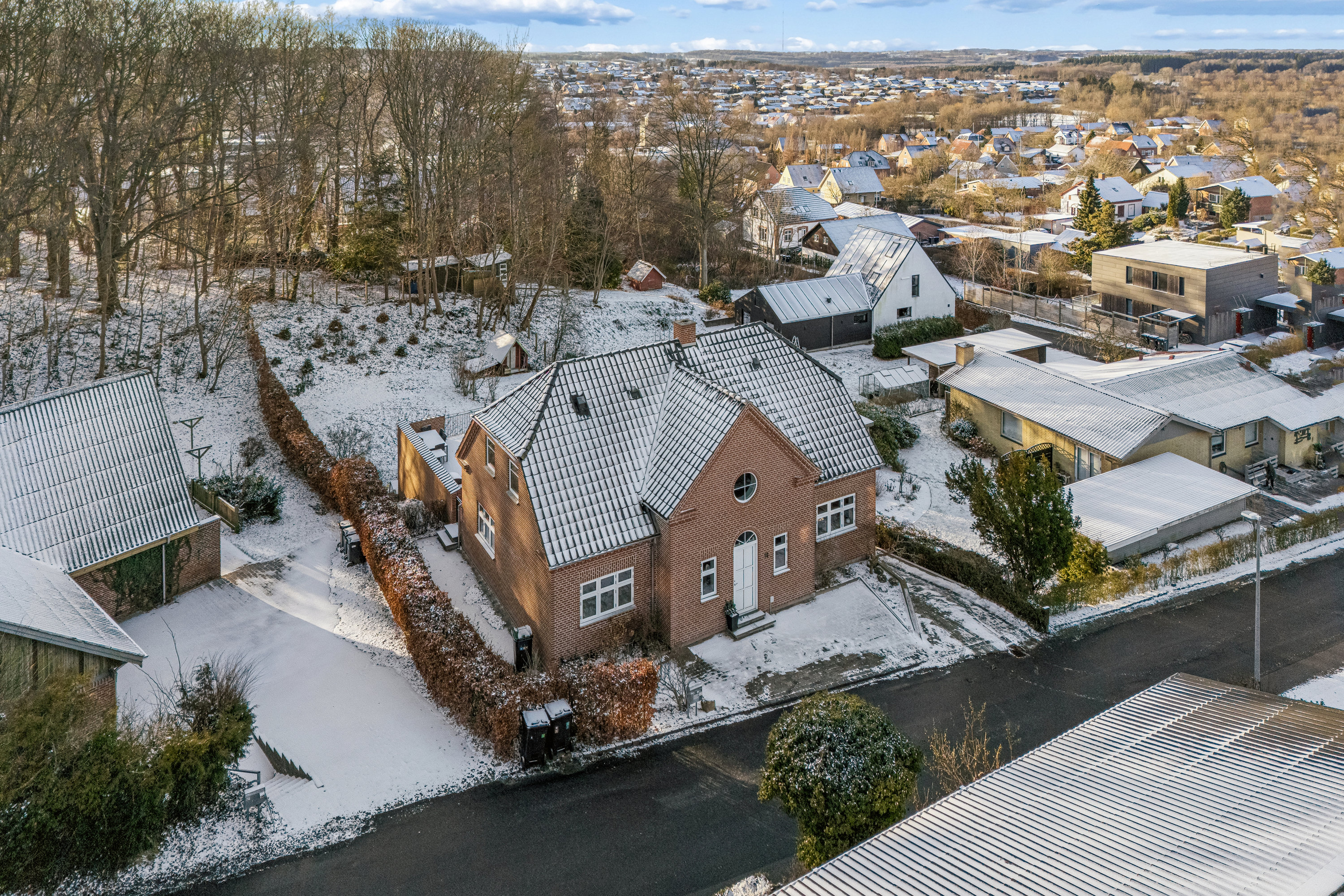 Fremhævet luftfoto billede i fuldskærmstilstand. Billede af Resedavej 10, 8370 Hadsten