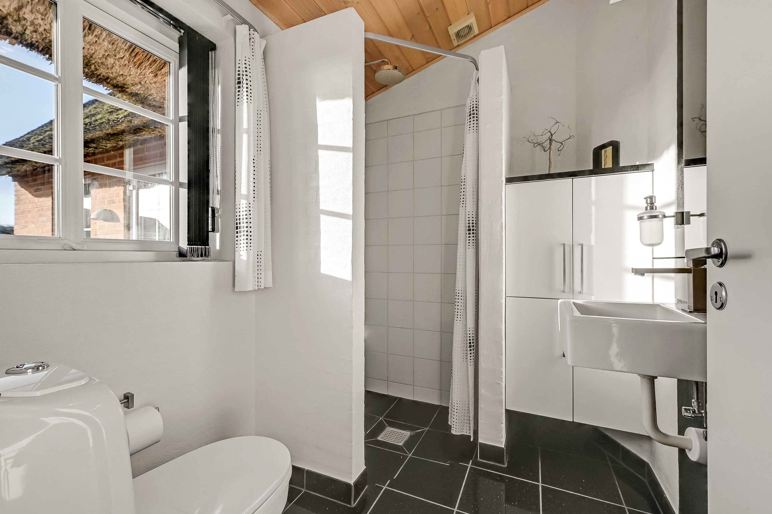 Fremhævet badeværelse billede i fuldskærmstilstand. Billede af Raketvejen 50, 6990 Ulfborg