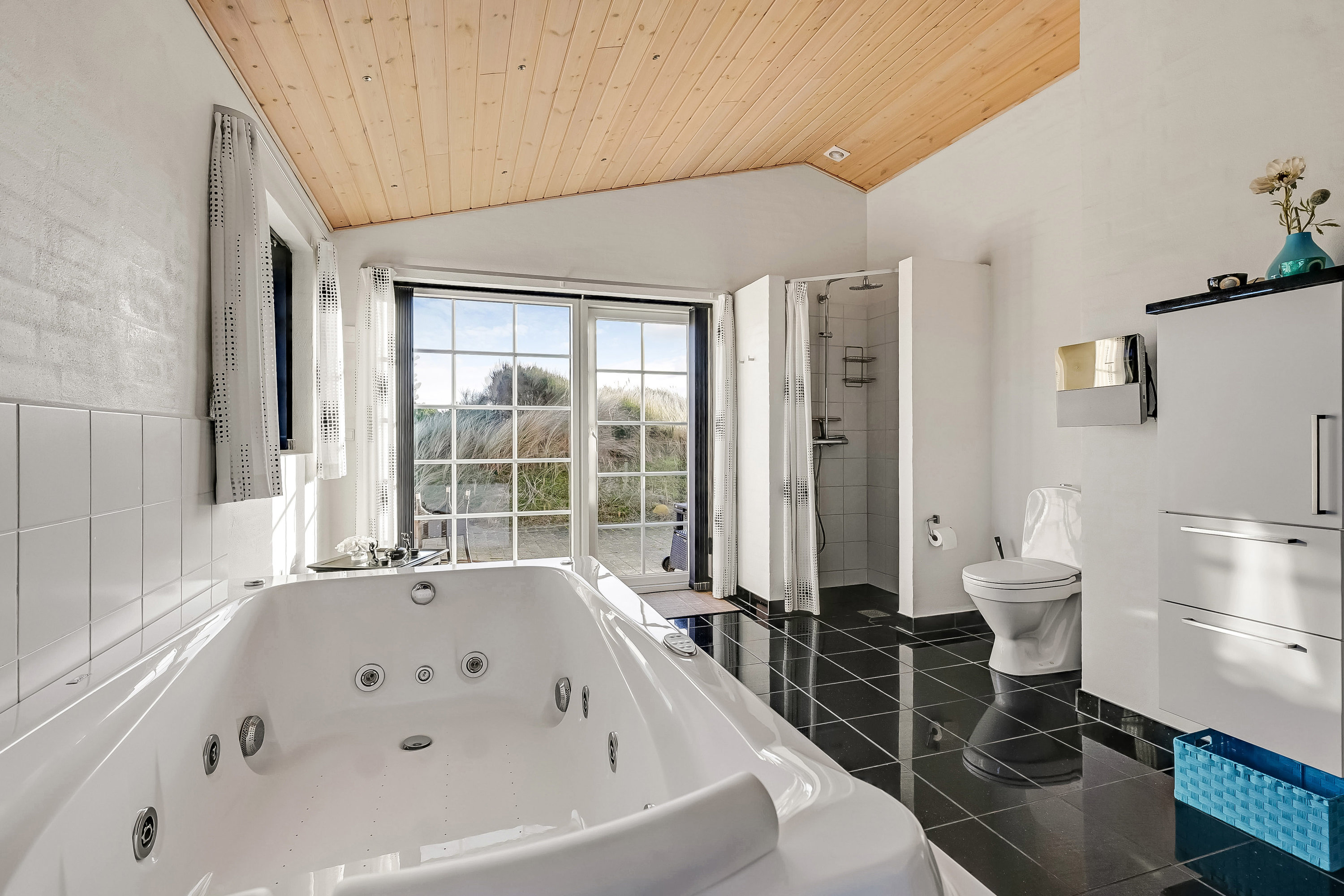 Fremhævet badeværelse billede i fuldskærmstilstand. Billede af Raketvejen 50, 6990 Ulfborg