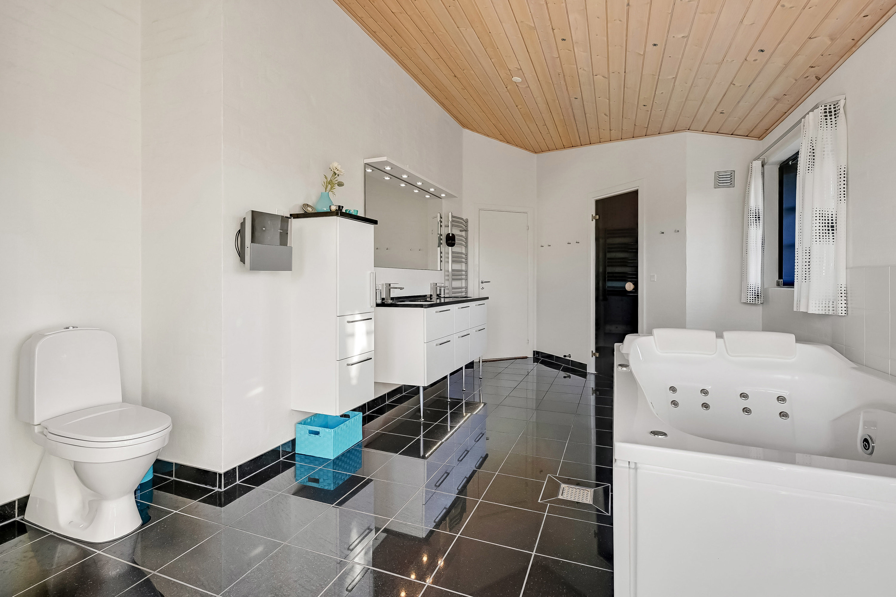 Fremhævet badeværelse billede i fuldskærmstilstand. Billede af Raketvejen 50, 6990 Ulfborg