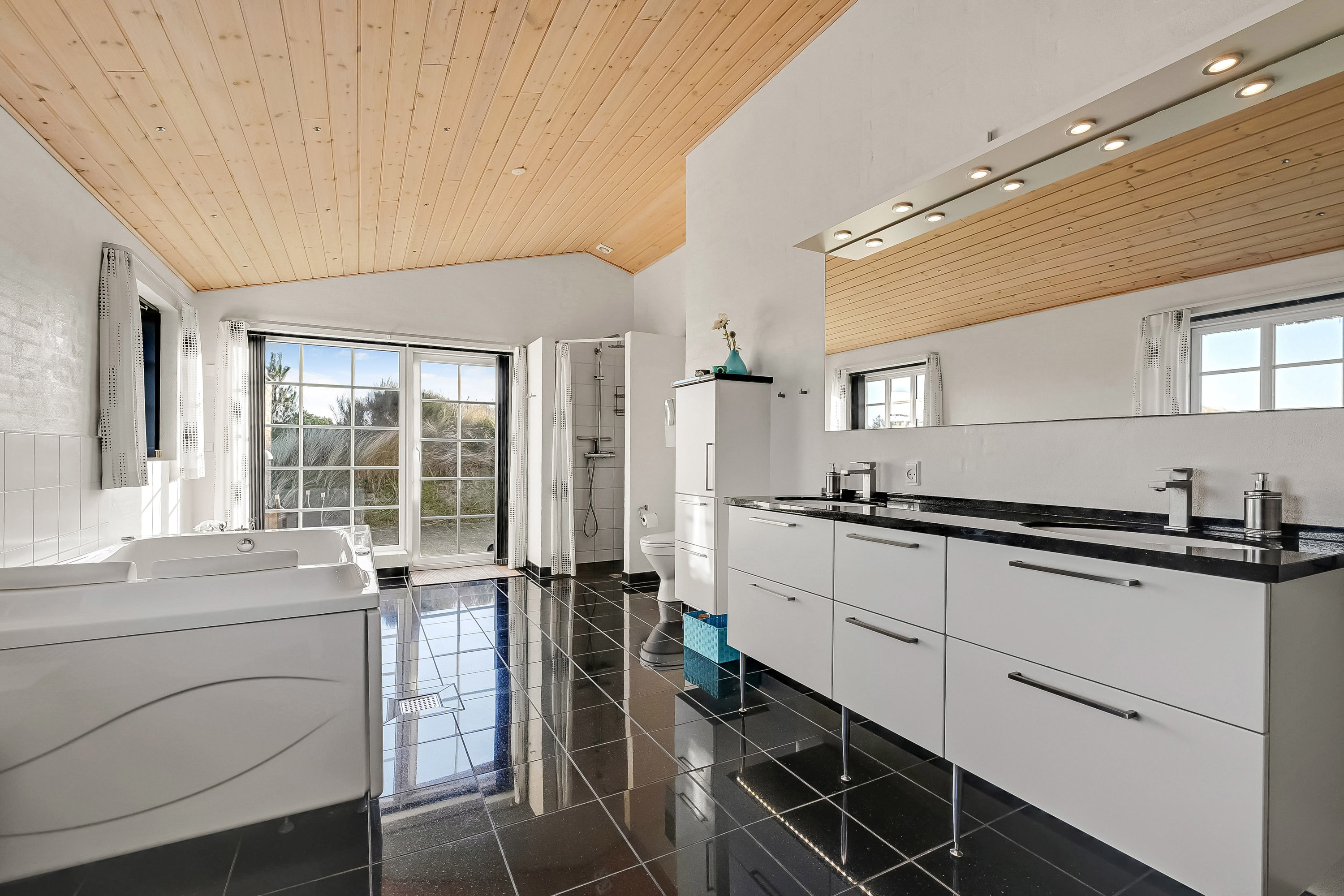 Fremhævet badeværelse billede i fuldskærmstilstand. Billede af Raketvejen 50, 6990 Ulfborg