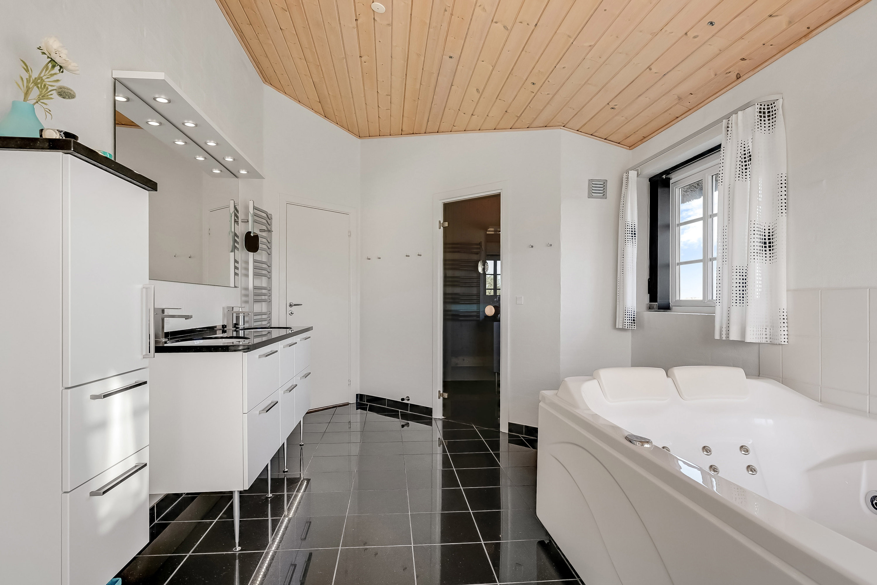 Fremhævet badeværelse billede i fuldskærmstilstand. Billede af Raketvejen 50, 6990 Ulfborg