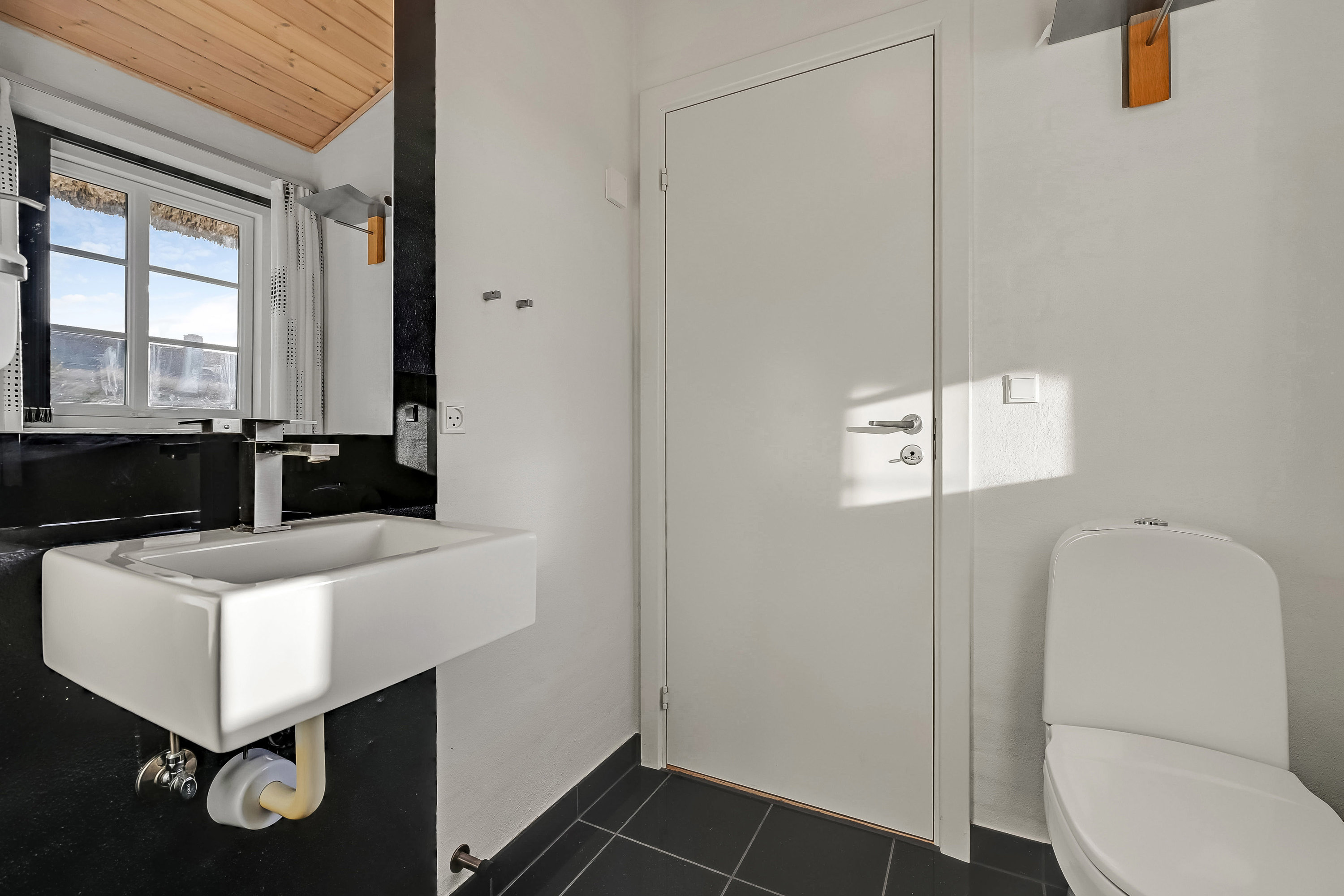 Fremhævet toilet billede i fuldskærmstilstand. Billede af Raketvejen 50, 6990 Ulfborg