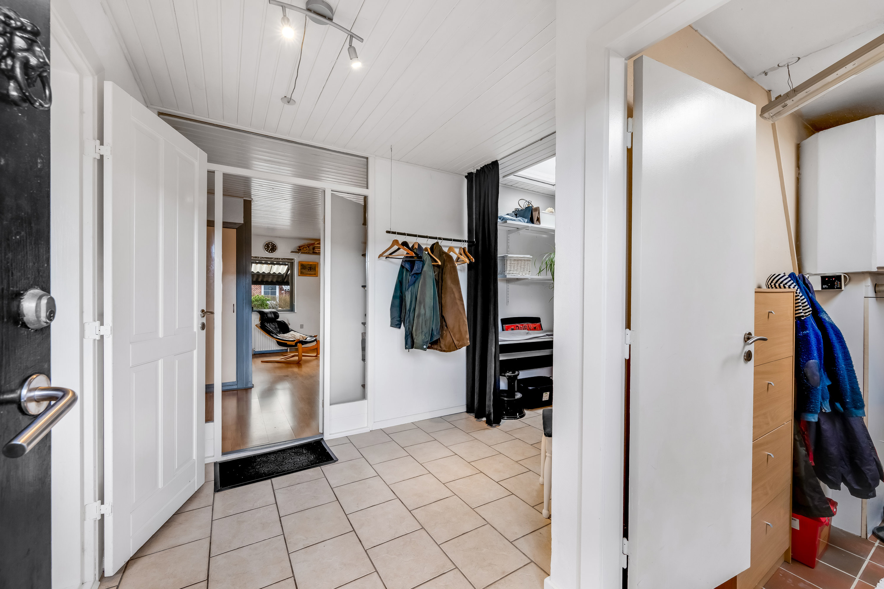 Fremhævet gang billede i fuldskærmstilstand. Billede af Rønnevej 4, 6880 Tarm