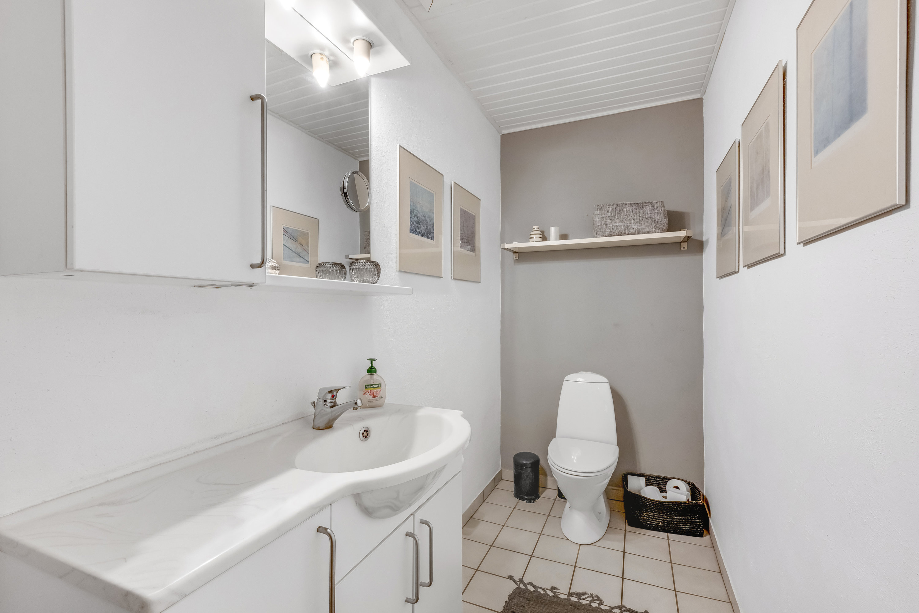 Fremhævet toilet billede i fuldskærmstilstand. Billede af Rønnevej 4, 6880 Tarm